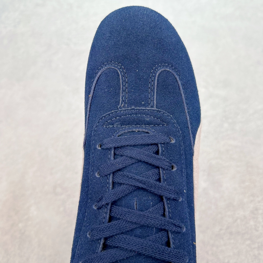 图片[4]-＃绿X/GX PUMA Speedca OG 彪马极速赛车系列低帮德训风拼接复古百搭休闲运动赛车鞋 鞋款从80、90年代赛车手所穿的防火赛车鞋为原型，鞋身线条模仿了赛车的流线廓形，体现了空气动力学原理的结构。简约流畅的外观，恰好又和贯穿其中的Formstrip Logo融合恰到好处，视觉上细节丰富且协调。本次Speedcat OG鞋款归来，最大看点自然式保留了窄版鞋型以及薄底构造。这两年各品牌鞋底越做越厚，Speedcat反其道而行之，上脚几乎无鞋底的效果带来耳目一新的视觉体验。鞋面依旧是以质感细腻的麂皮材质打造，并且大面积近乎全包裹的使用，复古味道也愈发浓烈。配色上更是将最原始的黑色和红色带回，向F1赛车队的标志性队服致敬。相信让各位一眼种草的更多是出挑的大红色，上脚即可瞬间点亮整体造型，在以球鞋为核心的OOTD中脱颖而出。而另一款黑色则是低调的万金油，彰显新潮个性的同时又不喧宾夺主，也是热爱简约系穿搭朋友的首选。 尺码：35.5 36 37 37.5 38 38.5 39 40 40.5 41 42 42.5 43 44 44.5 45-选品中心