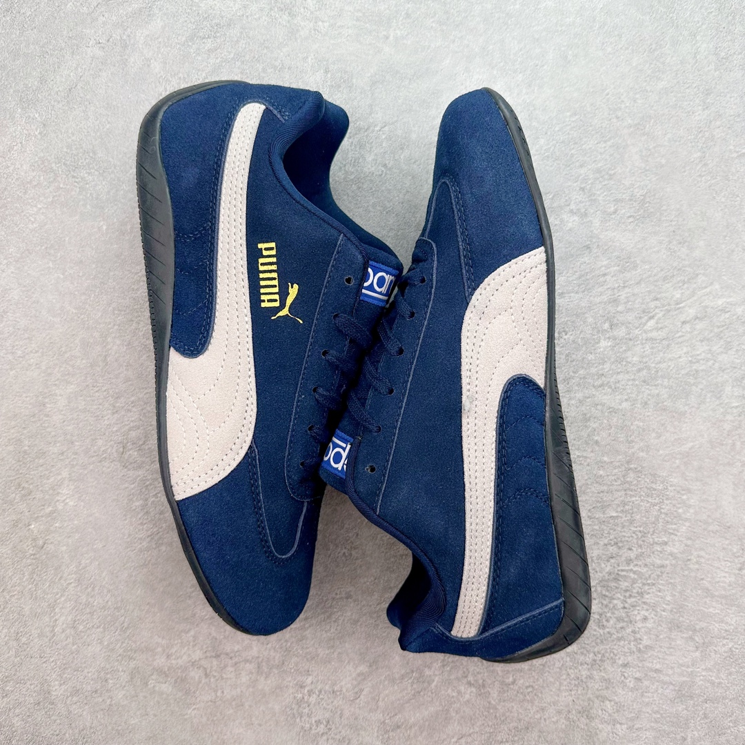 图片[3]-＃绿X/GX PUMA Speedca OG 彪马极速赛车系列低帮德训风拼接复古百搭休闲运动赛车鞋 鞋款从80、90年代赛车手所穿的防火赛车鞋为原型，鞋身线条模仿了赛车的流线廓形，体现了空气动力学原理的结构。简约流畅的外观，恰好又和贯穿其中的Formstrip Logo融合恰到好处，视觉上细节丰富且协调。本次Speedcat OG鞋款归来，最大看点自然式保留了窄版鞋型以及薄底构造。这两年各品牌鞋底越做越厚，Speedcat反其道而行之，上脚几乎无鞋底的效果带来耳目一新的视觉体验。鞋面依旧是以质感细腻的麂皮材质打造，并且大面积近乎全包裹的使用，复古味道也愈发浓烈。配色上更是将最原始的黑色和红色带回，向F1赛车队的标志性队服致敬。相信让各位一眼种草的更多是出挑的大红色，上脚即可瞬间点亮整体造型，在以球鞋为核心的OOTD中脱颖而出。而另一款黑色则是低调的万金油，彰显新潮个性的同时又不喧宾夺主，也是热爱简约系穿搭朋友的首选。 尺码：35.5 36 37 37.5 38 38.5 39 40 40.5 41 42 42.5 43 44 44.5 45-选品中心