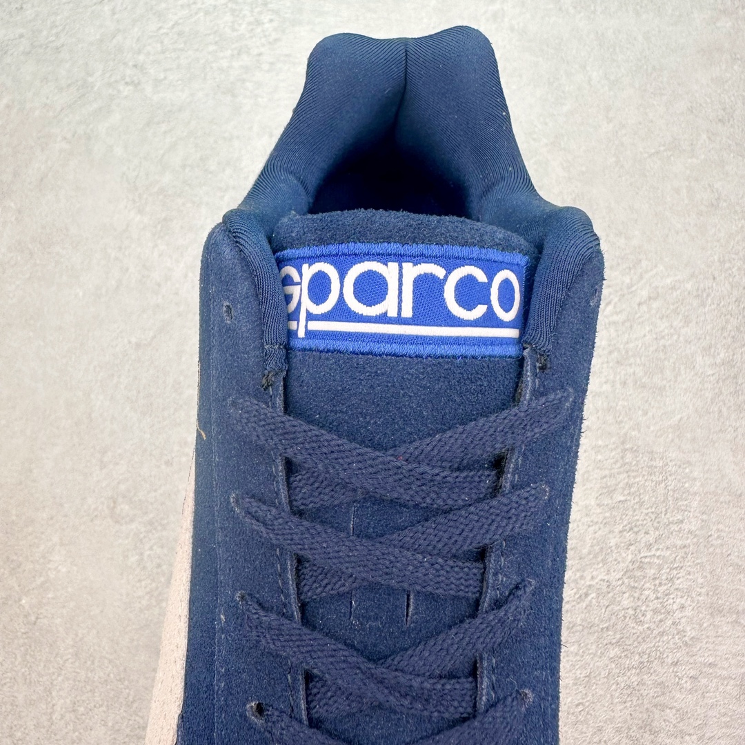 图片[5]-＃绿X/GX PUMA Speedca OG 彪马极速赛车系列低帮德训风拼接复古百搭休闲运动赛车鞋 鞋款从80、90年代赛车手所穿的防火赛车鞋为原型，鞋身线条模仿了赛车的流线廓形，体现了空气动力学原理的结构。简约流畅的外观，恰好又和贯穿其中的Formstrip Logo融合恰到好处，视觉上细节丰富且协调。本次Speedcat OG鞋款归来，最大看点自然式保留了窄版鞋型以及薄底构造。这两年各品牌鞋底越做越厚，Speedcat反其道而行之，上脚几乎无鞋底的效果带来耳目一新的视觉体验。鞋面依旧是以质感细腻的麂皮材质打造，并且大面积近乎全包裹的使用，复古味道也愈发浓烈。配色上更是将最原始的黑色和红色带回，向F1赛车队的标志性队服致敬。相信让各位一眼种草的更多是出挑的大红色，上脚即可瞬间点亮整体造型，在以球鞋为核心的OOTD中脱颖而出。而另一款黑色则是低调的万金油，彰显新潮个性的同时又不喧宾夺主，也是热爱简约系穿搭朋友的首选。 尺码：35.5 36 37 37.5 38 38.5 39 40 40.5 41 42 42.5 43 44 44.5 45-选品中心