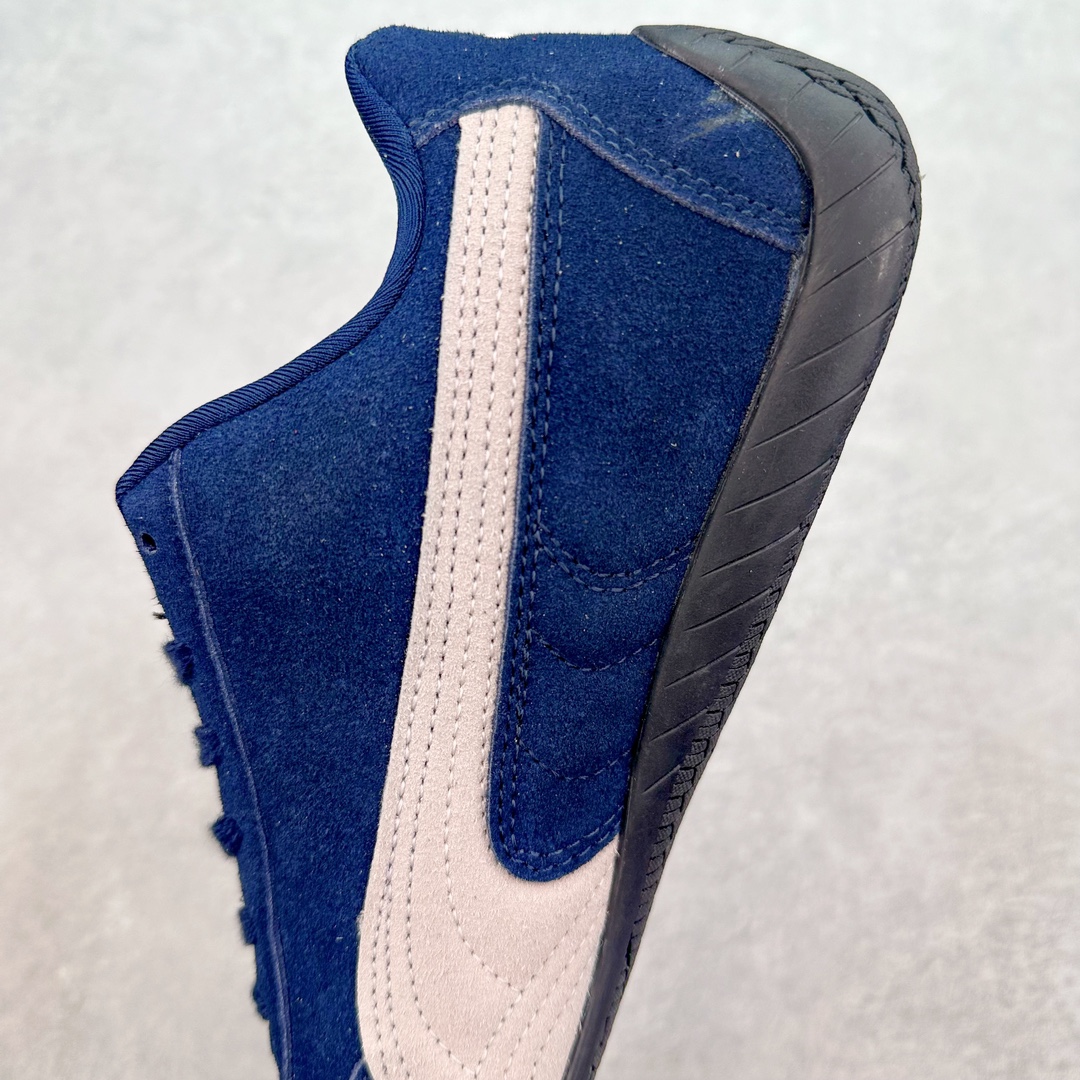 图片[7]-＃绿X/GX PUMA Speedca OG 彪马极速赛车系列低帮德训风拼接复古百搭休闲运动赛车鞋 鞋款从80、90年代赛车手所穿的防火赛车鞋为原型，鞋身线条模仿了赛车的流线廓形，体现了空气动力学原理的结构。简约流畅的外观，恰好又和贯穿其中的Formstrip Logo融合恰到好处，视觉上细节丰富且协调。本次Speedcat OG鞋款归来，最大看点自然式保留了窄版鞋型以及薄底构造。这两年各品牌鞋底越做越厚，Speedcat反其道而行之，上脚几乎无鞋底的效果带来耳目一新的视觉体验。鞋面依旧是以质感细腻的麂皮材质打造，并且大面积近乎全包裹的使用，复古味道也愈发浓烈。配色上更是将最原始的黑色和红色带回，向F1赛车队的标志性队服致敬。相信让各位一眼种草的更多是出挑的大红色，上脚即可瞬间点亮整体造型，在以球鞋为核心的OOTD中脱颖而出。而另一款黑色则是低调的万金油，彰显新潮个性的同时又不喧宾夺主，也是热爱简约系穿搭朋友的首选。 尺码：35.5 36 37 37.5 38 38.5 39 40 40.5 41 42 42.5 43 44 44.5 45-选品中心