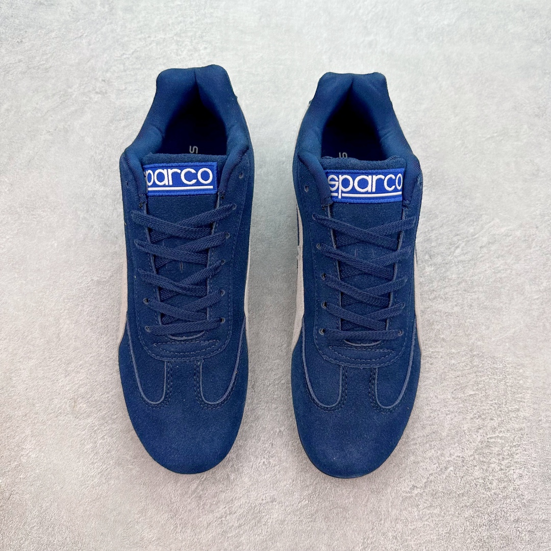 图片[2]-＃绿X/GX PUMA Speedca OG 彪马极速赛车系列低帮德训风拼接复古百搭休闲运动赛车鞋 鞋款从80、90年代赛车手所穿的防火赛车鞋为原型，鞋身线条模仿了赛车的流线廓形，体现了空气动力学原理的结构。简约流畅的外观，恰好又和贯穿其中的Formstrip Logo融合恰到好处，视觉上细节丰富且协调。本次Speedcat OG鞋款归来，最大看点自然式保留了窄版鞋型以及薄底构造。这两年各品牌鞋底越做越厚，Speedcat反其道而行之，上脚几乎无鞋底的效果带来耳目一新的视觉体验。鞋面依旧是以质感细腻的麂皮材质打造，并且大面积近乎全包裹的使用，复古味道也愈发浓烈。配色上更是将最原始的黑色和红色带回，向F1赛车队的标志性队服致敬。相信让各位一眼种草的更多是出挑的大红色，上脚即可瞬间点亮整体造型，在以球鞋为核心的OOTD中脱颖而出。而另一款黑色则是低调的万金油，彰显新潮个性的同时又不喧宾夺主，也是热爱简约系穿搭朋友的首选。 尺码：35.5 36 37 37.5 38 38.5 39 40 40.5 41 42 42.5 43 44 44.5 45-选品中心