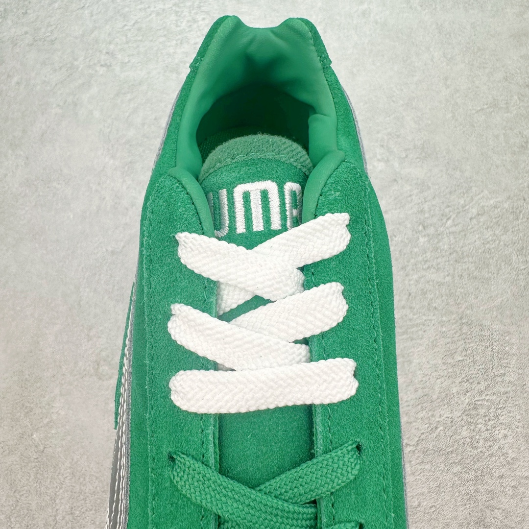 图片[5]-＃绿X/GX PUMA Speedca OG 彪马极速赛车系列低帮德训风拼接复古百搭休闲运动赛车鞋 鞋款从80、90年代赛车手所穿的防火赛车鞋为原型，鞋身线条模仿了赛车的流线廓形，体现了空气动力学原理的结构。简约流畅的外观，恰好又和贯穿其中的Formstrip Logo融合恰到好处，视觉上细节丰富且协调。本次Speedcat OG鞋款归来，最大看点自然式保留了窄版鞋型以及薄底构造。这两年各品牌鞋底越做越厚，Speedcat反其道而行之，上脚几乎无鞋底的效果带来耳目一新的视觉体验。鞋面依旧是以质感细腻的麂皮材质打造，并且大面积近乎全包裹的使用，复古味道也愈发浓烈。配色上更是将最原始的黑色和红色带回，向F1赛车队的标志性队服致敬。相信让各位一眼种草的更多是出挑的大红色，上脚即可瞬间点亮整体造型，在以球鞋为核心的OOTD中脱颖而出。而另一款黑色则是低调的万金油，彰显新潮个性的同时又不喧宾夺主，也是热爱简约系穿搭朋友的首选。 尺码：35.5 36 37 37.5 38 38.5 39 40 40.5 41 42 42.5 43 44 44.5 45-选品中心