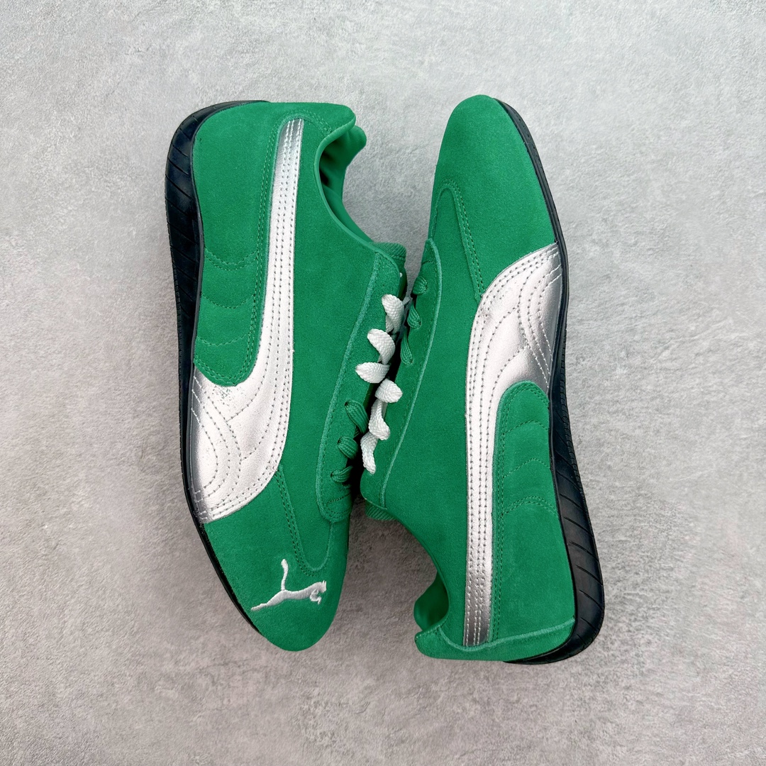 图片[3]-＃绿X/GX PUMA Speedca OG 彪马极速赛车系列低帮德训风拼接复古百搭休闲运动赛车鞋 鞋款从80、90年代赛车手所穿的防火赛车鞋为原型，鞋身线条模仿了赛车的流线廓形，体现了空气动力学原理的结构。简约流畅的外观，恰好又和贯穿其中的Formstrip Logo融合恰到好处，视觉上细节丰富且协调。本次Speedcat OG鞋款归来，最大看点自然式保留了窄版鞋型以及薄底构造。这两年各品牌鞋底越做越厚，Speedcat反其道而行之，上脚几乎无鞋底的效果带来耳目一新的视觉体验。鞋面依旧是以质感细腻的麂皮材质打造，并且大面积近乎全包裹的使用，复古味道也愈发浓烈。配色上更是将最原始的黑色和红色带回，向F1赛车队的标志性队服致敬。相信让各位一眼种草的更多是出挑的大红色，上脚即可瞬间点亮整体造型，在以球鞋为核心的OOTD中脱颖而出。而另一款黑色则是低调的万金油，彰显新潮个性的同时又不喧宾夺主，也是热爱简约系穿搭朋友的首选。 尺码：35.5 36 37 37.5 38 38.5 39 40 40.5 41 42 42.5 43 44 44.5 45-选品中心