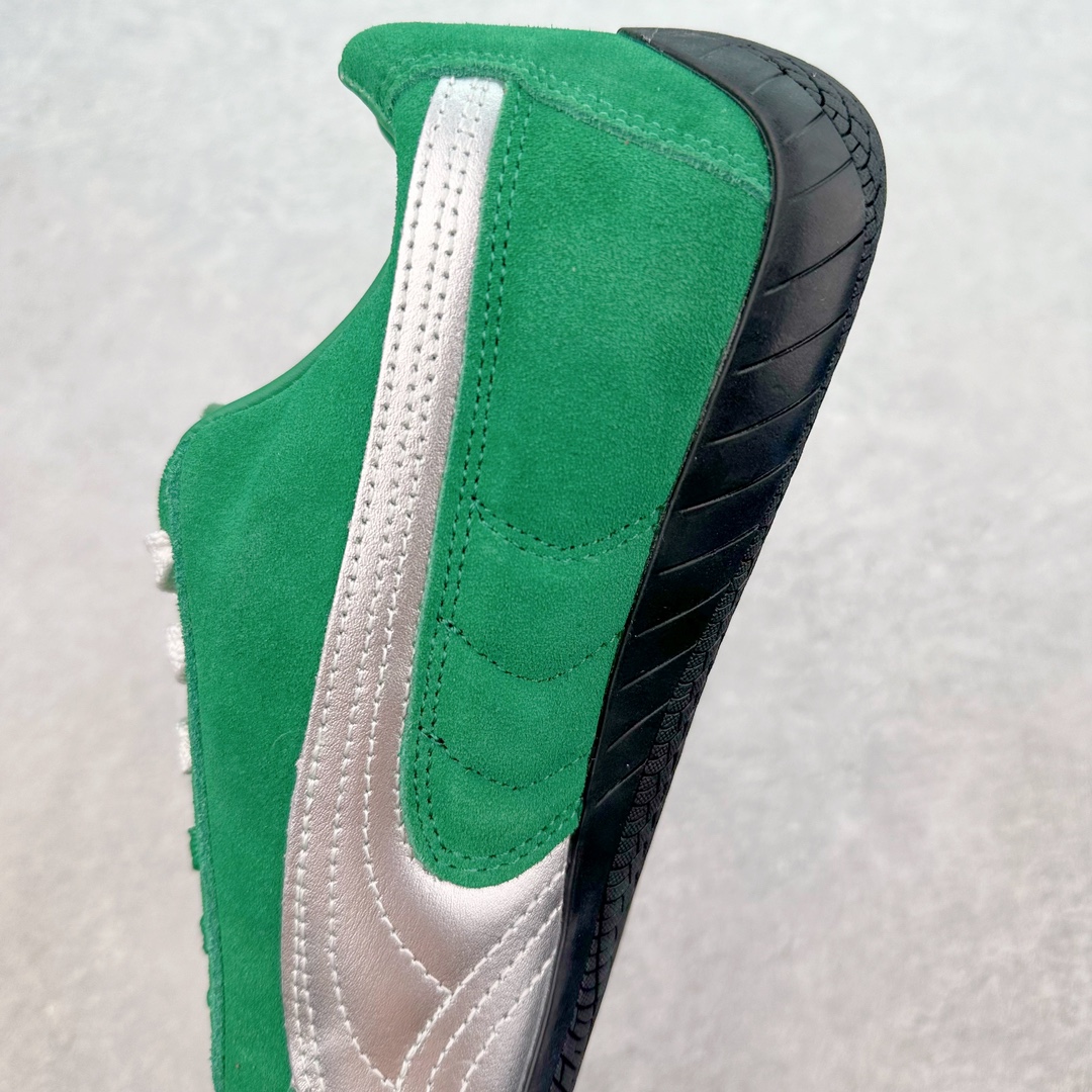 图片[7]-＃绿X/GX PUMA Speedca OG 彪马极速赛车系列低帮德训风拼接复古百搭休闲运动赛车鞋 鞋款从80、90年代赛车手所穿的防火赛车鞋为原型，鞋身线条模仿了赛车的流线廓形，体现了空气动力学原理的结构。简约流畅的外观，恰好又和贯穿其中的Formstrip Logo融合恰到好处，视觉上细节丰富且协调。本次Speedcat OG鞋款归来，最大看点自然式保留了窄版鞋型以及薄底构造。这两年各品牌鞋底越做越厚，Speedcat反其道而行之，上脚几乎无鞋底的效果带来耳目一新的视觉体验。鞋面依旧是以质感细腻的麂皮材质打造，并且大面积近乎全包裹的使用，复古味道也愈发浓烈。配色上更是将最原始的黑色和红色带回，向F1赛车队的标志性队服致敬。相信让各位一眼种草的更多是出挑的大红色，上脚即可瞬间点亮整体造型，在以球鞋为核心的OOTD中脱颖而出。而另一款黑色则是低调的万金油，彰显新潮个性的同时又不喧宾夺主，也是热爱简约系穿搭朋友的首选。 尺码：35.5 36 37 37.5 38 38.5 39 40 40.5 41 42 42.5 43 44 44.5 45-选品中心