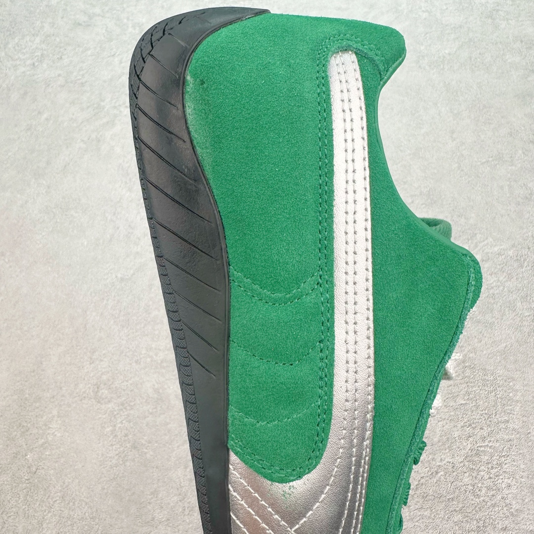 图片[6]-＃绿X/GX PUMA Speedca OG 彪马极速赛车系列低帮德训风拼接复古百搭休闲运动赛车鞋 鞋款从80、90年代赛车手所穿的防火赛车鞋为原型，鞋身线条模仿了赛车的流线廓形，体现了空气动力学原理的结构。简约流畅的外观，恰好又和贯穿其中的Formstrip Logo融合恰到好处，视觉上细节丰富且协调。本次Speedcat OG鞋款归来，最大看点自然式保留了窄版鞋型以及薄底构造。这两年各品牌鞋底越做越厚，Speedcat反其道而行之，上脚几乎无鞋底的效果带来耳目一新的视觉体验。鞋面依旧是以质感细腻的麂皮材质打造，并且大面积近乎全包裹的使用，复古味道也愈发浓烈。配色上更是将最原始的黑色和红色带回，向F1赛车队的标志性队服致敬。相信让各位一眼种草的更多是出挑的大红色，上脚即可瞬间点亮整体造型，在以球鞋为核心的OOTD中脱颖而出。而另一款黑色则是低调的万金油，彰显新潮个性的同时又不喧宾夺主，也是热爱简约系穿搭朋友的首选。 尺码：35.5 36 37 37.5 38 38.5 39 40 40.5 41 42 42.5 43 44 44.5 45-选品中心