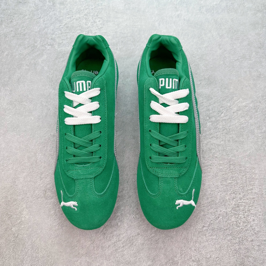 图片[2]-＃绿X/GX PUMA Speedca OG 彪马极速赛车系列低帮德训风拼接复古百搭休闲运动赛车鞋 鞋款从80、90年代赛车手所穿的防火赛车鞋为原型，鞋身线条模仿了赛车的流线廓形，体现了空气动力学原理的结构。简约流畅的外观，恰好又和贯穿其中的Formstrip Logo融合恰到好处，视觉上细节丰富且协调。本次Speedcat OG鞋款归来，最大看点自然式保留了窄版鞋型以及薄底构造。这两年各品牌鞋底越做越厚，Speedcat反其道而行之，上脚几乎无鞋底的效果带来耳目一新的视觉体验。鞋面依旧是以质感细腻的麂皮材质打造，并且大面积近乎全包裹的使用，复古味道也愈发浓烈。配色上更是将最原始的黑色和红色带回，向F1赛车队的标志性队服致敬。相信让各位一眼种草的更多是出挑的大红色，上脚即可瞬间点亮整体造型，在以球鞋为核心的OOTD中脱颖而出。而另一款黑色则是低调的万金油，彰显新潮个性的同时又不喧宾夺主，也是热爱简约系穿搭朋友的首选。 尺码：35.5 36 37 37.5 38 38.5 39 40 40.5 41 42 42.5 43 44 44.5 45-选品中心