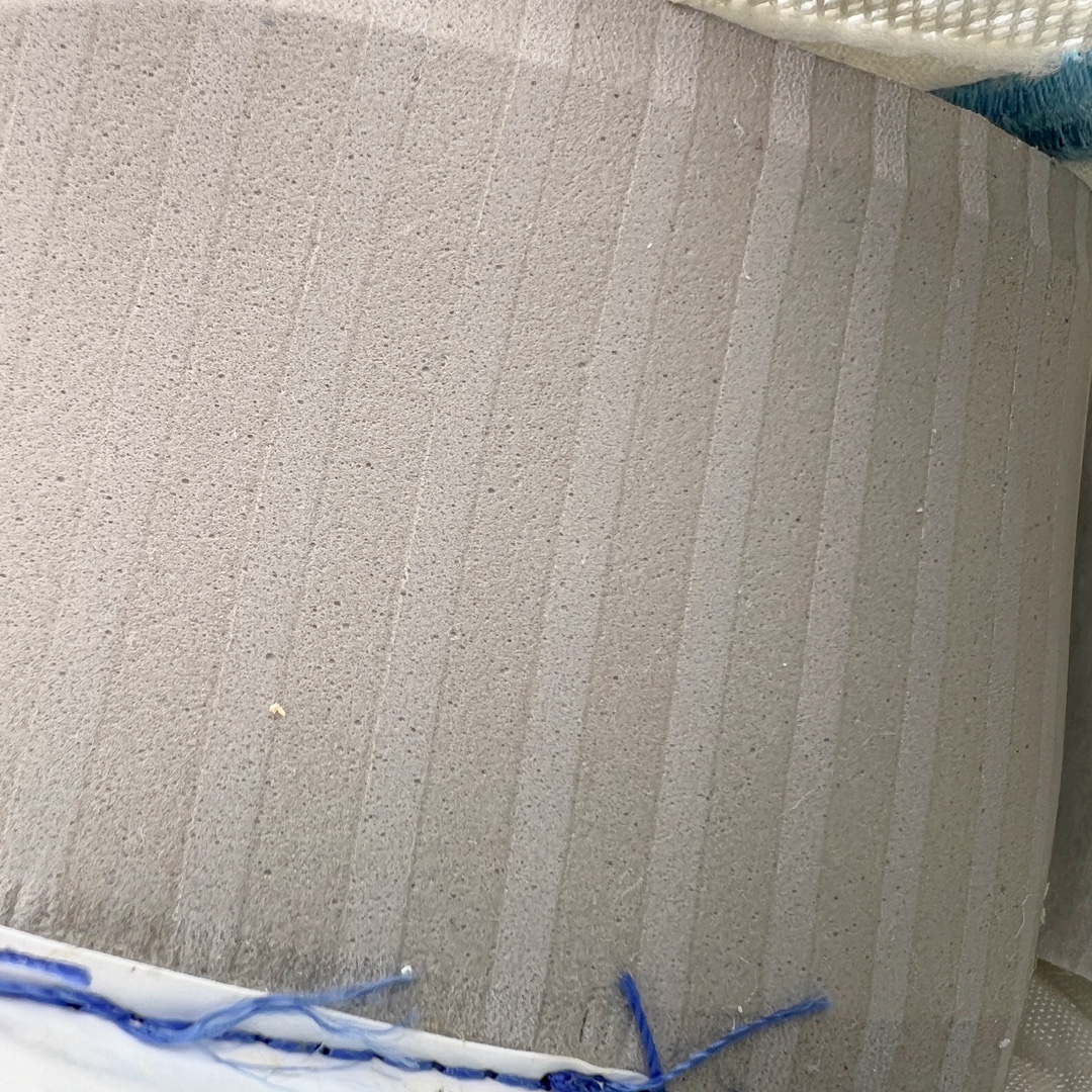 图片[11]-＃KZ纯原 Stussy x NK Roshe Run LD-1000 舒适百搭防滑耐磨低帮休闲跑步鞋男女同款 斯图西联名米蓝色 FQ5369-001 以其中白蓝色款式为例 设计师将白色作为底色 使用蓝色点缀两侧 NK Swoosh 提升视觉层次感的同时还进一步丰富色彩体系 材质方面更是尽显复古气质 全鞋采用大面积网眼面料设计 再在鞋头位置搭配上一大块绒面革 塑造出出色质感以及良好的透气性能 细节上 最醒目的便是两侧精致的Swoosh 点明品牌身份 此外鞋舌上出现的 Stussy 手绘涂鸦字体同样格外亮眼 不仅如此 鞋款后跟上还有 Stussy 字样 Logo 再次点题 彰显出该鞋款特有的联名属性 尺码：36 36.5 37.5 38 38.5 39 40 40.5 41 42 42.5 43 44 44.5 45 46-选品中心