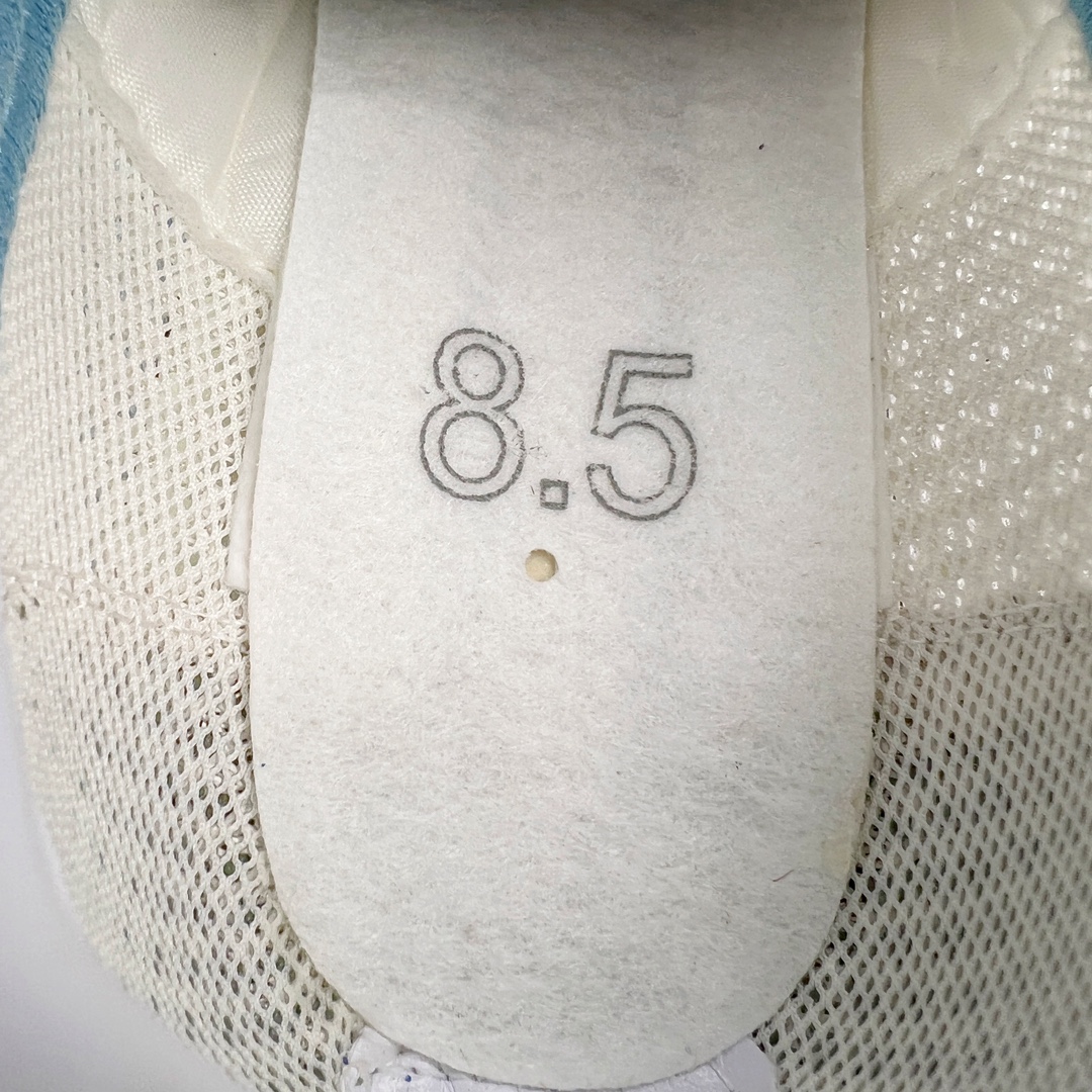 图片[10]-＃KZ纯原 Stussy x NK Roshe Run LD-1000 舒适百搭防滑耐磨低帮休闲跑步鞋男女同款 斯图西联名米蓝色 FQ5369-001 以其中白蓝色款式为例 设计师将白色作为底色 使用蓝色点缀两侧 NK Swoosh 提升视觉层次感的同时还进一步丰富色彩体系 材质方面更是尽显复古气质 全鞋采用大面积网眼面料设计 再在鞋头位置搭配上一大块绒面革 塑造出出色质感以及良好的透气性能 细节上 最醒目的便是两侧精致的Swoosh 点明品牌身份 此外鞋舌上出现的 Stussy 手绘涂鸦字体同样格外亮眼 不仅如此 鞋款后跟上还有 Stussy 字样 Logo 再次点题 彰显出该鞋款特有的联名属性 尺码：36 36.5 37.5 38 38.5 39 40 40.5 41 42 42.5 43 44 44.5 45 46-选品中心