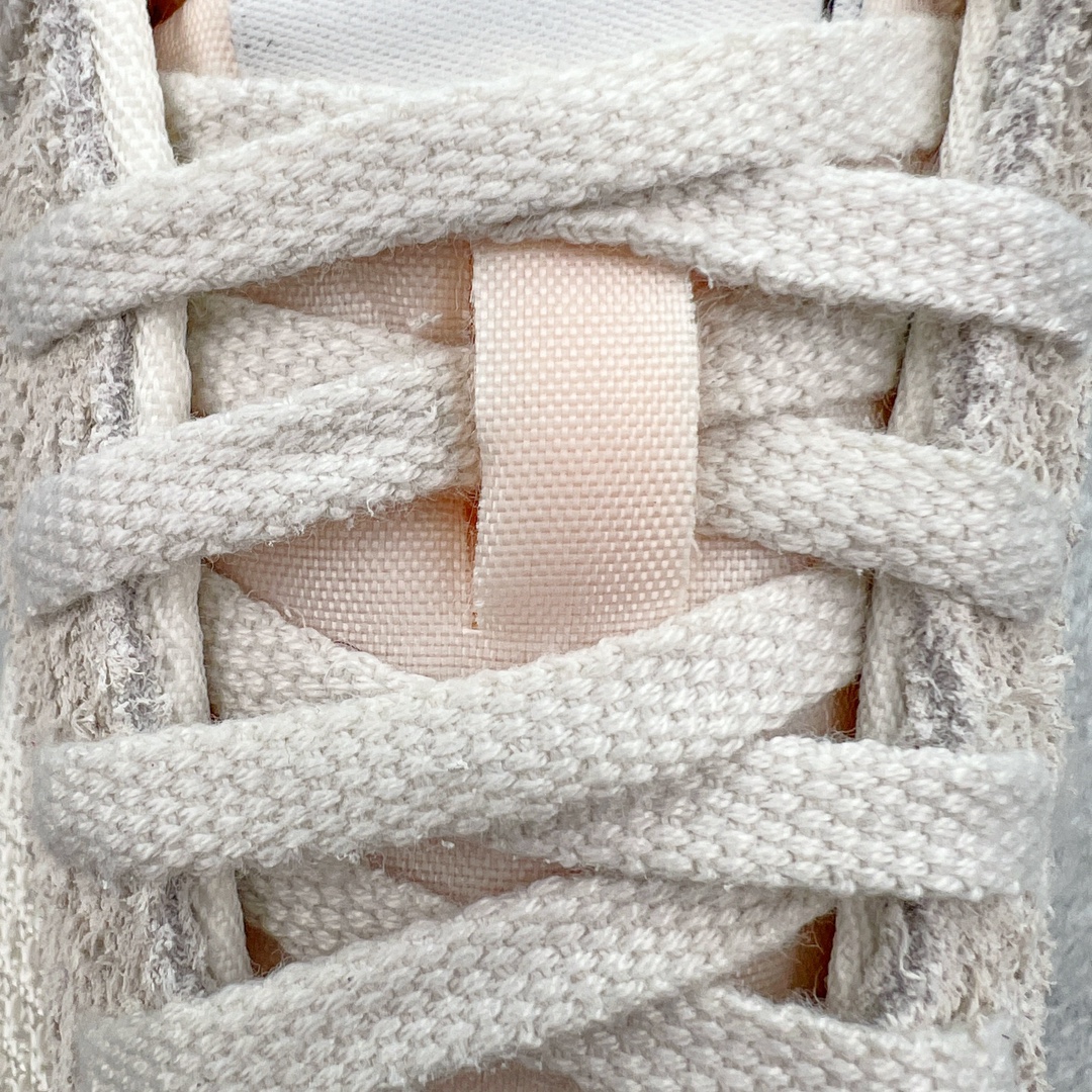 图片[14]-＃KZ纯原 Stussy x NK Roshe Run LD-1000 舒适百搭防滑耐磨低帮休闲跑步鞋男女同款 斯图西联名米蓝色 FQ5369-001 以其中白蓝色款式为例 设计师将白色作为底色 使用蓝色点缀两侧 NK Swoosh 提升视觉层次感的同时还进一步丰富色彩体系 材质方面更是尽显复古气质 全鞋采用大面积网眼面料设计 再在鞋头位置搭配上一大块绒面革 塑造出出色质感以及良好的透气性能 细节上 最醒目的便是两侧精致的Swoosh 点明品牌身份 此外鞋舌上出现的 Stussy 手绘涂鸦字体同样格外亮眼 不仅如此 鞋款后跟上还有 Stussy 字样 Logo 再次点题 彰显出该鞋款特有的联名属性 尺码：36 36.5 37.5 38 38.5 39 40 40.5 41 42 42.5 43 44 44.5 45 46-选品中心