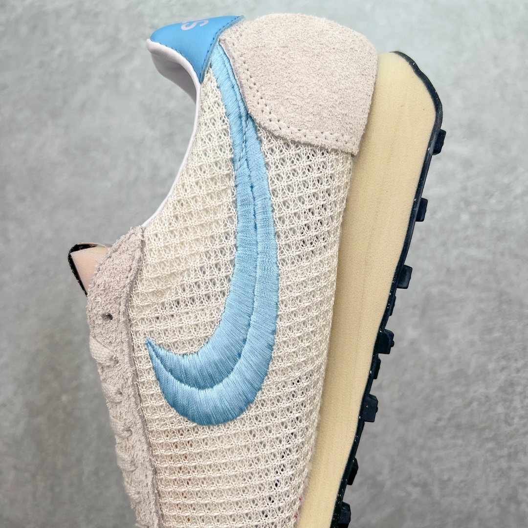 图片[7]-＃KZ纯原 Stussy x NK Roshe Run LD-1000 舒适百搭防滑耐磨低帮休闲跑步鞋男女同款 斯图西联名米蓝色 FQ5369-001 以其中白蓝色款式为例 设计师将白色作为底色 使用蓝色点缀两侧 NK Swoosh 提升视觉层次感的同时还进一步丰富色彩体系 材质方面更是尽显复古气质 全鞋采用大面积网眼面料设计 再在鞋头位置搭配上一大块绒面革 塑造出出色质感以及良好的透气性能 细节上 最醒目的便是两侧精致的Swoosh 点明品牌身份 此外鞋舌上出现的 Stussy 手绘涂鸦字体同样格外亮眼 不仅如此 鞋款后跟上还有 Stussy 字样 Logo 再次点题 彰显出该鞋款特有的联名属性 尺码：36 36.5 37.5 38 38.5 39 40 40.5 41 42 42.5 43 44 44.5 45 46-选品中心