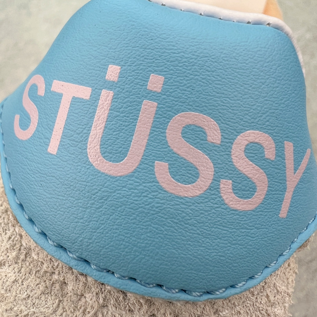 图片[17]-＃KZ纯原 Stussy x NK Roshe Run LD-1000 舒适百搭防滑耐磨低帮休闲跑步鞋男女同款 斯图西联名米蓝色 FQ5369-001 以其中白蓝色款式为例 设计师将白色作为底色 使用蓝色点缀两侧 NK Swoosh 提升视觉层次感的同时还进一步丰富色彩体系 材质方面更是尽显复古气质 全鞋采用大面积网眼面料设计 再在鞋头位置搭配上一大块绒面革 塑造出出色质感以及良好的透气性能 细节上 最醒目的便是两侧精致的Swoosh 点明品牌身份 此外鞋舌上出现的 Stussy 手绘涂鸦字体同样格外亮眼 不仅如此 鞋款后跟上还有 Stussy 字样 Logo 再次点题 彰显出该鞋款特有的联名属性 尺码：36 36.5 37.5 38 38.5 39 40 40.5 41 42 42.5 43 44 44.5 45 46-选品中心