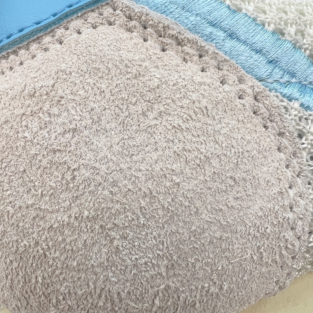 图片[21]-＃KZ纯原 Stussy x NK Roshe Run LD-1000 舒适百搭防滑耐磨低帮休闲跑步鞋男女同款 斯图西联名米蓝色 FQ5369-001 以其中白蓝色款式为例 设计师将白色作为底色 使用蓝色点缀两侧 NK Swoosh 提升视觉层次感的同时还进一步丰富色彩体系 材质方面更是尽显复古气质 全鞋采用大面积网眼面料设计 再在鞋头位置搭配上一大块绒面革 塑造出出色质感以及良好的透气性能 细节上 最醒目的便是两侧精致的Swoosh 点明品牌身份 此外鞋舌上出现的 Stussy 手绘涂鸦字体同样格外亮眼 不仅如此 鞋款后跟上还有 Stussy 字样 Logo 再次点题 彰显出该鞋款特有的联名属性 尺码：36 36.5 37.5 38 38.5 39 40 40.5 41 42 42.5 43 44 44.5 45 46-选品中心