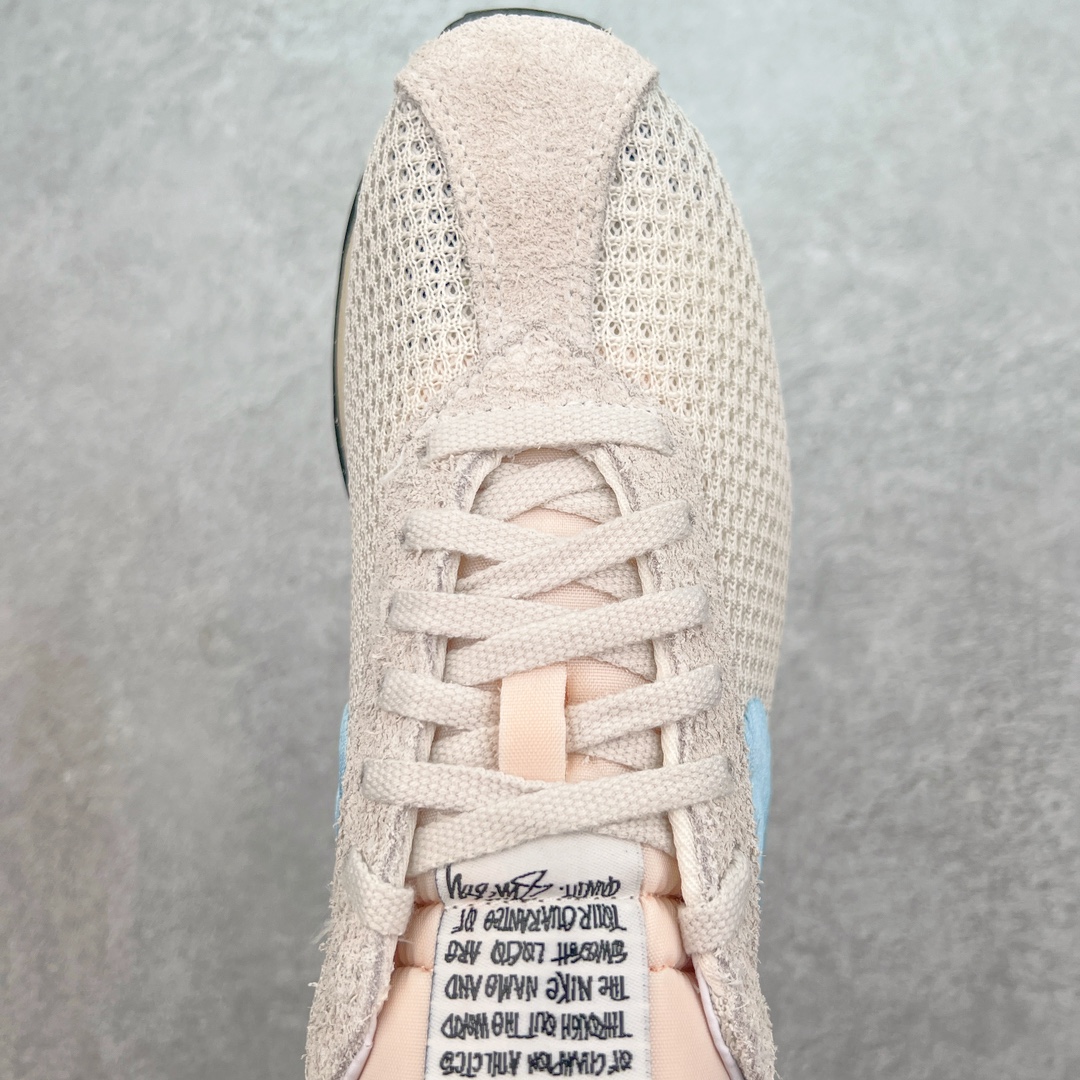 图片[4]-＃KZ纯原 Stussy x NK Roshe Run LD-1000 舒适百搭防滑耐磨低帮休闲跑步鞋男女同款 斯图西联名米蓝色 FQ5369-001 以其中白蓝色款式为例 设计师将白色作为底色 使用蓝色点缀两侧 NK Swoosh 提升视觉层次感的同时还进一步丰富色彩体系 材质方面更是尽显复古气质 全鞋采用大面积网眼面料设计 再在鞋头位置搭配上一大块绒面革 塑造出出色质感以及良好的透气性能 细节上 最醒目的便是两侧精致的Swoosh 点明品牌身份 此外鞋舌上出现的 Stussy 手绘涂鸦字体同样格外亮眼 不仅如此 鞋款后跟上还有 Stussy 字样 Logo 再次点题 彰显出该鞋款特有的联名属性 尺码：36 36.5 37.5 38 38.5 39 40 40.5 41 42 42.5 43 44 44.5 45 46-选品中心