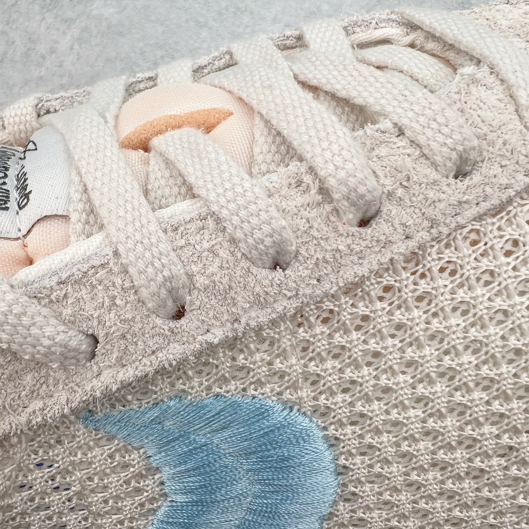 图片[20]-＃KZ纯原 Stussy x NK Roshe Run LD-1000 舒适百搭防滑耐磨低帮休闲跑步鞋男女同款 斯图西联名米蓝色 FQ5369-001 以其中白蓝色款式为例 设计师将白色作为底色 使用蓝色点缀两侧 NK Swoosh 提升视觉层次感的同时还进一步丰富色彩体系 材质方面更是尽显复古气质 全鞋采用大面积网眼面料设计 再在鞋头位置搭配上一大块绒面革 塑造出出色质感以及良好的透气性能 细节上 最醒目的便是两侧精致的Swoosh 点明品牌身份 此外鞋舌上出现的 Stussy 手绘涂鸦字体同样格外亮眼 不仅如此 鞋款后跟上还有 Stussy 字样 Logo 再次点题 彰显出该鞋款特有的联名属性 尺码：36 36.5 37.5 38 38.5 39 40 40.5 41 42 42.5 43 44 44.5 45 46-选品中心