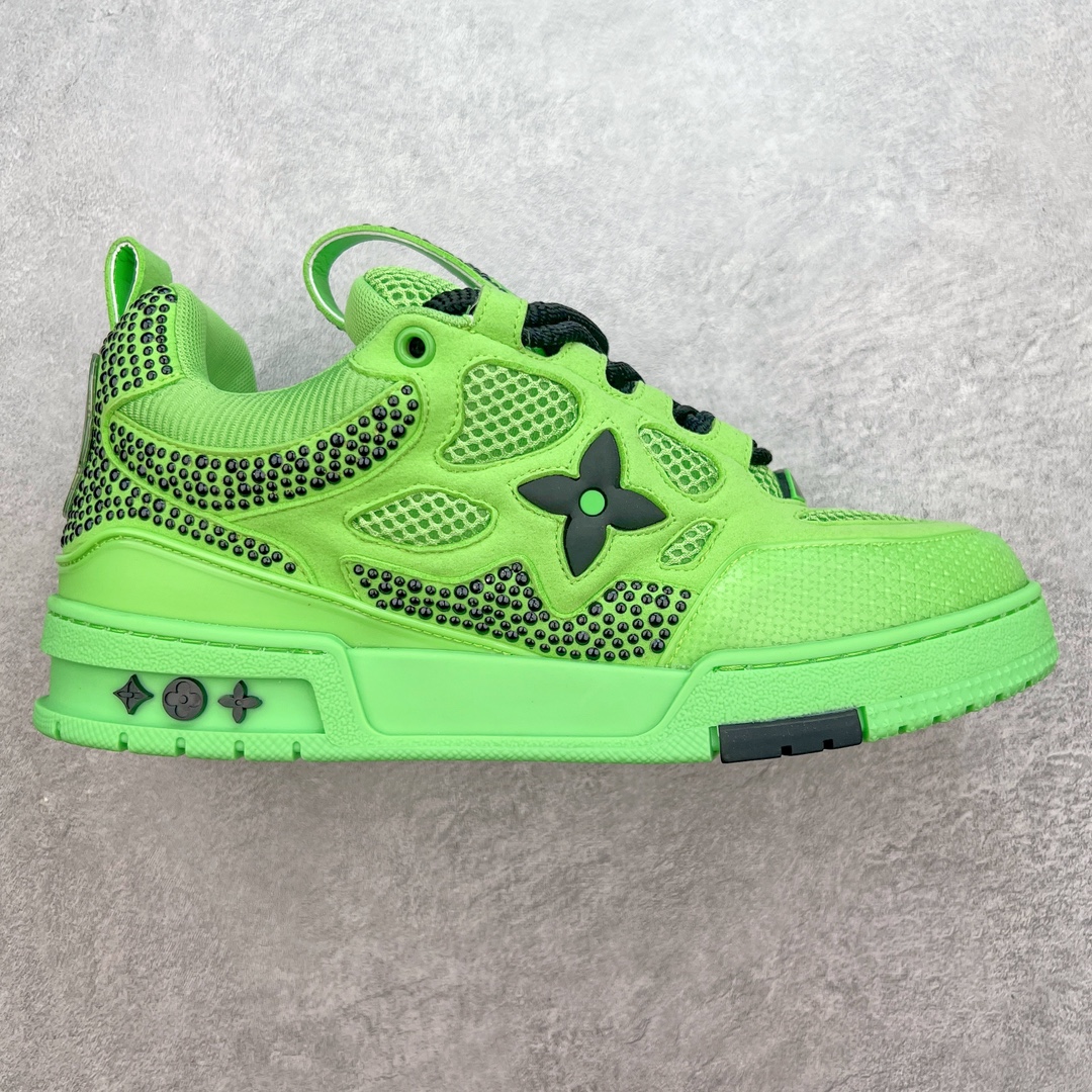 ＃K纯原 LOUIS VUITTON Skate lv小牛皮超大花朵印花低帮板鞋 市场所有版本中综合最强的货品 GD实力大厂出品 全网最全配色更新最快 最成熟的做工稳定的品控 完美鞋型超高的清洁度 零毛边线头瑕疵 全套原楦原纸版原鞋开模 全网最具灵魂的版型 正确原装黄色鞋盒 正确中底印花 鞋面印花3D高频深度立体 全鞋电脑针车 紧密相连 针距密度一致 环保乳胶注塑鞋垫 厚度脚感还原原版 皮面裁剪部位 统一油边封口工艺 原装橡胶大底含胶量大底组合零偏差 专柜全套包装 防尘袋 说明书 质保卡 男女鞋 尺码：35 36 37 38 39 40 41 42 43 44 45-选品中心