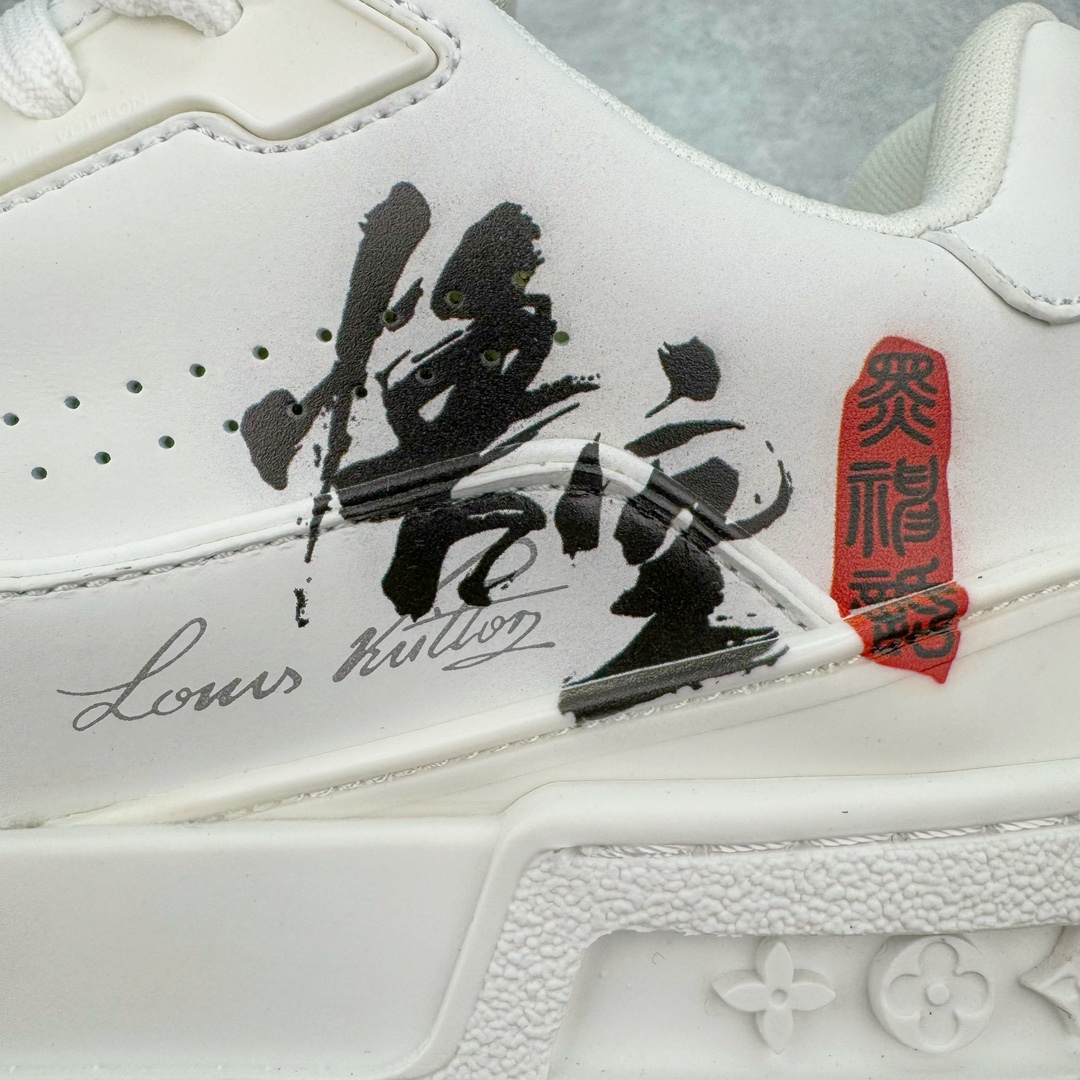 图片[10]-Louis Vuitton Trainer lv时装走秀运动鞋 黑神话悟空 全网最全配色更新最快 最成熟的做工稳定的品控 完美鞋型超高的清洁度 零毛边线头瑕疵 全套原楦原纸版原鞋开模 全网最具灵魂的版型 正确原装黄色鞋盒 正确中底印花 鞋面印花3D高频深度立体 全鞋电脑针车 紧密相连 针距密度一致 环保乳胶注塑鞋垫 厚度脚感还原原版 皮面裁剪部位 统一油边封口工艺 原装橡胶大底含胶量大底组合零偏差 专柜全套包装 防尘袋 说明书 质保卡 男女鞋 尺码：35 36 37 38 39 40 41 42 43 44 45-选品中心