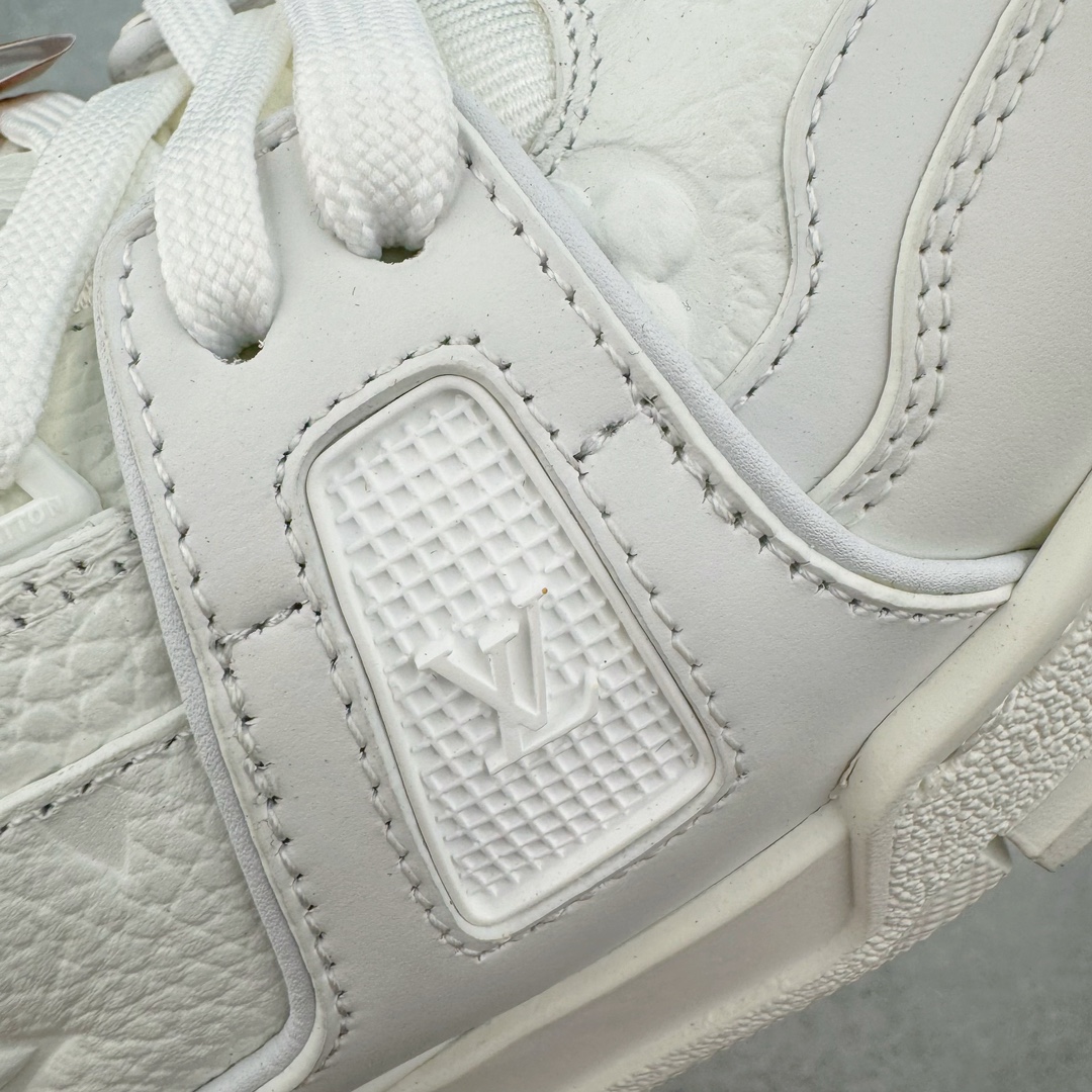 图片[16]-＃FS顶级特价 Louis Vuitton Trainer lv时装走秀运动鞋 实力大厂出品 平台专供 成熟的做工稳定的品控 完美鞋型超高的清洁度 零毛边线头瑕疵 全套原楦原纸版原鞋开模 全网最具灵魂的版型 正确原装黄色鞋盒 正确中底印花 鞋面印花3D高频深度立体 全鞋电脑针车 紧密相连 针距密度一致 环保乳胶注塑鞋垫 厚度脚感还原原版 皮面裁剪部位 统一油边封口工艺 原装橡胶大底含胶量大底组合零偏差 专柜全套包装 防尘袋 说明书 质保卡 男女鞋 尺码：35 36 37 38 39 40 41 42 43 44 45-选品中心