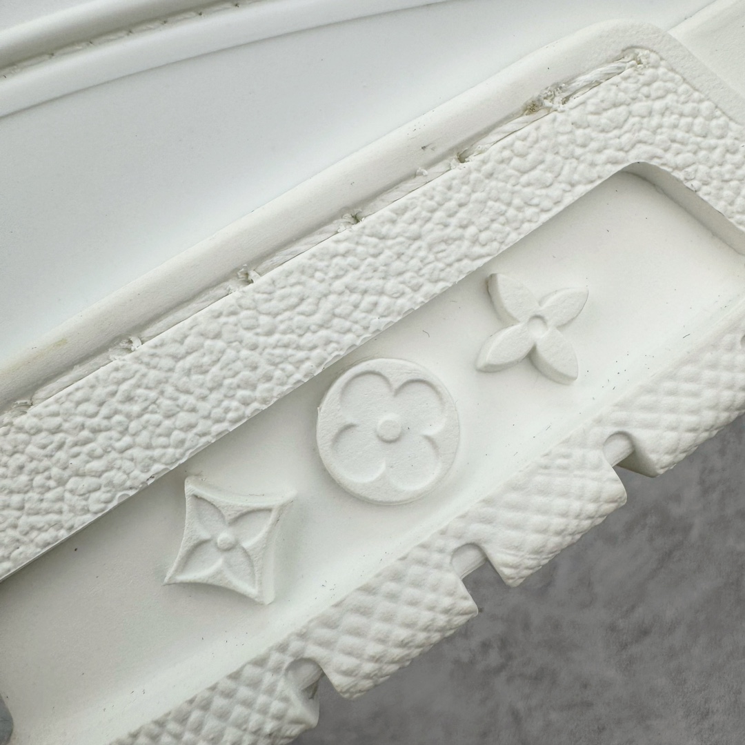 图片[12]-＃FS顶级特价 Louis Vuitton Trainer lv时装走秀运动鞋 实力大厂出品 平台专供 成熟的做工稳定的品控 完美鞋型超高的清洁度 零毛边线头瑕疵 全套原楦原纸版原鞋开模 全网最具灵魂的版型 正确原装黄色鞋盒 正确中底印花 鞋面印花3D高频深度立体 全鞋电脑针车 紧密相连 针距密度一致 环保乳胶注塑鞋垫 厚度脚感还原原版 皮面裁剪部位 统一油边封口工艺 原装橡胶大底含胶量大底组合零偏差 专柜全套包装 防尘袋 说明书 质保卡 男女鞋 尺码：35 36 37 38 39 40 41 42 43 44 45-选品中心