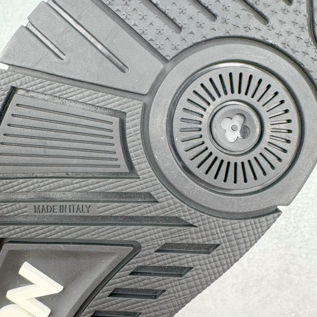 图片[17]-＃FS顶级特价 Louis Vuitton Trainer lv时装走秀运动鞋 实力大厂出品 平台专供 成熟的做工稳定的品控 完美鞋型超高的清洁度 零毛边线头瑕疵 全套原楦原纸版原鞋开模 全网最具灵魂的版型 正确原装黄色鞋盒 正确中底印花 鞋面印花3D高频深度立体 全鞋电脑针车 紧密相连 针距密度一致 环保乳胶注塑鞋垫 厚度脚感还原原版 皮面裁剪部位 统一油边封口工艺 原装橡胶大底含胶量大底组合零偏差 专柜全套包装 防尘袋 说明书 质保卡 男女鞋 尺码：35 36 37 38 39 40 41 42 43 44 45-选品中心