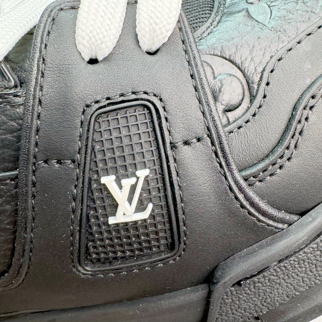 图片[14]-＃FS顶级特价 Louis Vuitton Trainer lv时装走秀运动鞋 实力大厂出品 平台专供 成熟的做工稳定的品控 完美鞋型超高的清洁度 零毛边线头瑕疵 全套原楦原纸版原鞋开模 全网最具灵魂的版型 正确原装黄色鞋盒 正确中底印花 鞋面印花3D高频深度立体 全鞋电脑针车 紧密相连 针距密度一致 环保乳胶注塑鞋垫 厚度脚感还原原版 皮面裁剪部位 统一油边封口工艺 原装橡胶大底含胶量大底组合零偏差 专柜全套包装 防尘袋 说明书 质保卡 男女鞋 尺码：35 36 37 38 39 40 41 42 43 44 45-选品中心