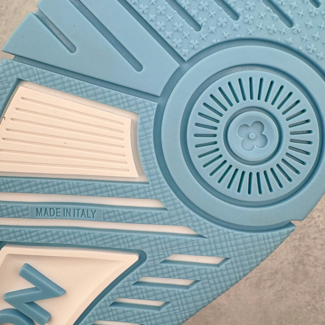 图片[15]-＃FS顶级特价 Louis Vuitton Trainer lv时装走秀运动鞋 实力大厂出品 平台专供 成熟的做工稳定的品控 完美鞋型超高的清洁度 零毛边线头瑕疵 全套原楦原纸版原鞋开模 全网最具灵魂的版型 正确原装黄色鞋盒 正确中底印花 鞋面印花3D高频深度立体 全鞋电脑针车 紧密相连 针距密度一致 环保乳胶注塑鞋垫 厚度脚感还原原版 皮面裁剪部位 统一油边封口工艺 原装橡胶大底含胶量大底组合零偏差 专柜全套包装 防尘袋 说明书 质保卡 男女鞋 尺码：35 36 37 38 39 40 41 42 43 44 45-选品中心