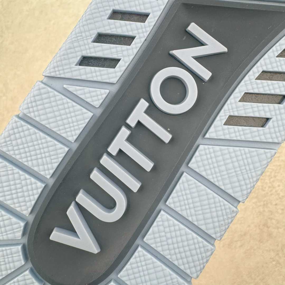 图片[18]-＃FS顶级特价 Louis Vuitton Trainer lv时装走秀运动鞋 实力大厂出品 平台专供 成熟的做工稳定的品控 完美鞋型超高的清洁度 零毛边线头瑕疵 全套原楦原纸版原鞋开模 全网最具灵魂的版型 正确原装黄色鞋盒 正确中底印花 鞋面印花3D高频深度立体 全鞋电脑针车 紧密相连 针距密度一致 环保乳胶注塑鞋垫 厚度脚感还原原版 皮面裁剪部位 统一油边封口工艺 原装橡胶大底含胶量大底组合零偏差 专柜全套包装 防尘袋 说明书 质保卡 男女鞋 尺码：35 36 37 38 39 40 41 42 43 44 45-选品中心