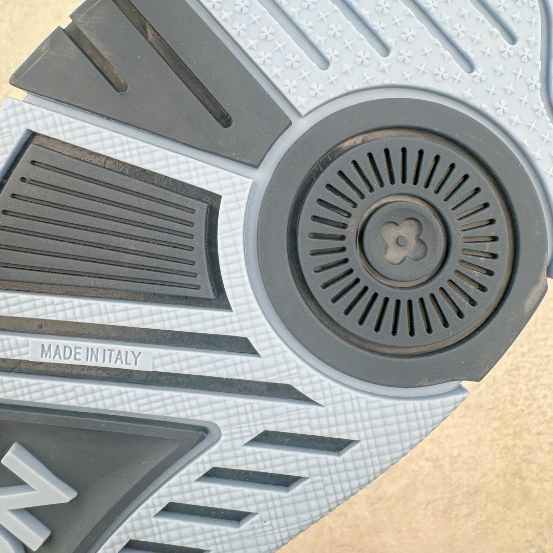 图片[17]-＃FS顶级特价 Louis Vuitton Trainer lv时装走秀运动鞋 实力大厂出品 平台专供 成熟的做工稳定的品控 完美鞋型超高的清洁度 零毛边线头瑕疵 全套原楦原纸版原鞋开模 全网最具灵魂的版型 正确原装黄色鞋盒 正确中底印花 鞋面印花3D高频深度立体 全鞋电脑针车 紧密相连 针距密度一致 环保乳胶注塑鞋垫 厚度脚感还原原版 皮面裁剪部位 统一油边封口工艺 原装橡胶大底含胶量大底组合零偏差 专柜全套包装 防尘袋 说明书 质保卡 男女鞋 尺码：35 36 37 38 39 40 41 42 43 44 45-选品中心