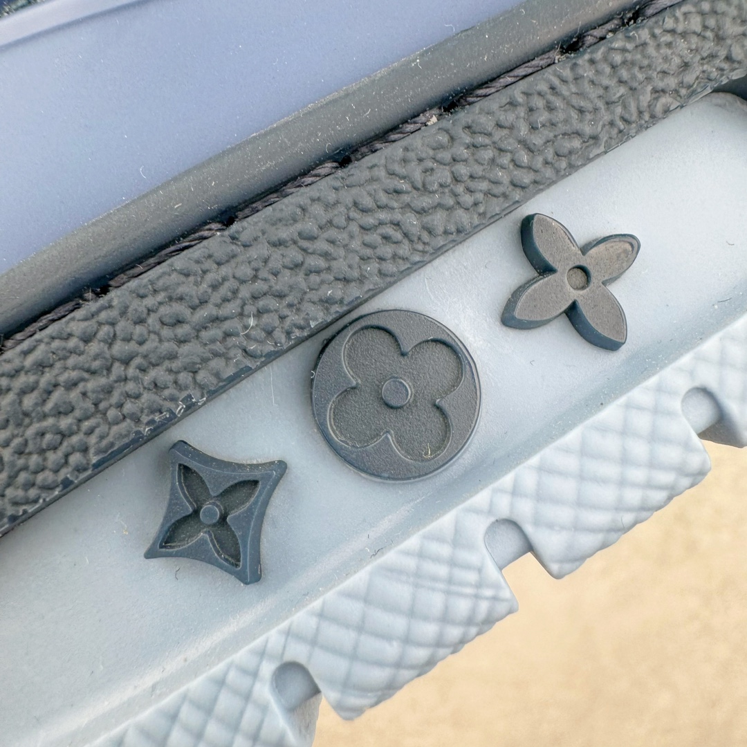 图片[13]-＃FS顶级特价 Louis Vuitton Trainer lv时装走秀运动鞋 实力大厂出品 平台专供 成熟的做工稳定的品控 完美鞋型超高的清洁度 零毛边线头瑕疵 全套原楦原纸版原鞋开模 全网最具灵魂的版型 正确原装黄色鞋盒 正确中底印花 鞋面印花3D高频深度立体 全鞋电脑针车 紧密相连 针距密度一致 环保乳胶注塑鞋垫 厚度脚感还原原版 皮面裁剪部位 统一油边封口工艺 原装橡胶大底含胶量大底组合零偏差 专柜全套包装 防尘袋 说明书 质保卡 男女鞋 尺码：35 36 37 38 39 40 41 42 43 44 45-选品中心