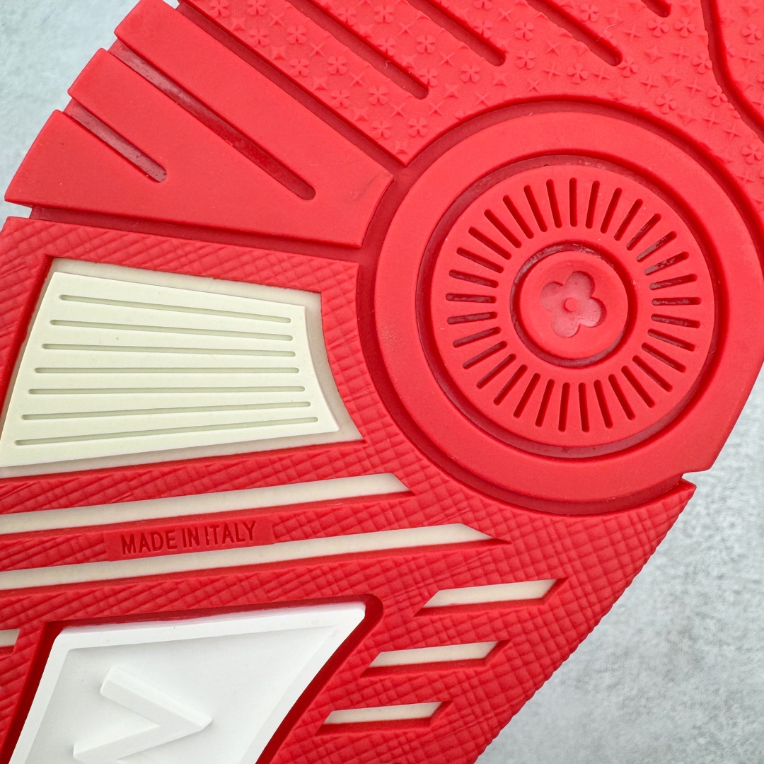 图片[16]-＃FS顶级特价 Louis Vuitton Trainer lv时装走秀运动鞋 实力大厂出品 平台专供 成熟的做工稳定的品控 完美鞋型超高的清洁度 零毛边线头瑕疵 全套原楦原纸版原鞋开模 全网最具灵魂的版型 正确原装黄色鞋盒 正确中底印花 鞋面印花3D高频深度立体 全鞋电脑针车 紧密相连 针距密度一致 环保乳胶注塑鞋垫 厚度脚感还原原版 皮面裁剪部位 统一油边封口工艺 原装橡胶大底含胶量大底组合零偏差 专柜全套包装 防尘袋 说明书 质保卡 男女鞋 尺码：35 36 37 38 39 40 41 42 43 44 45-选品中心