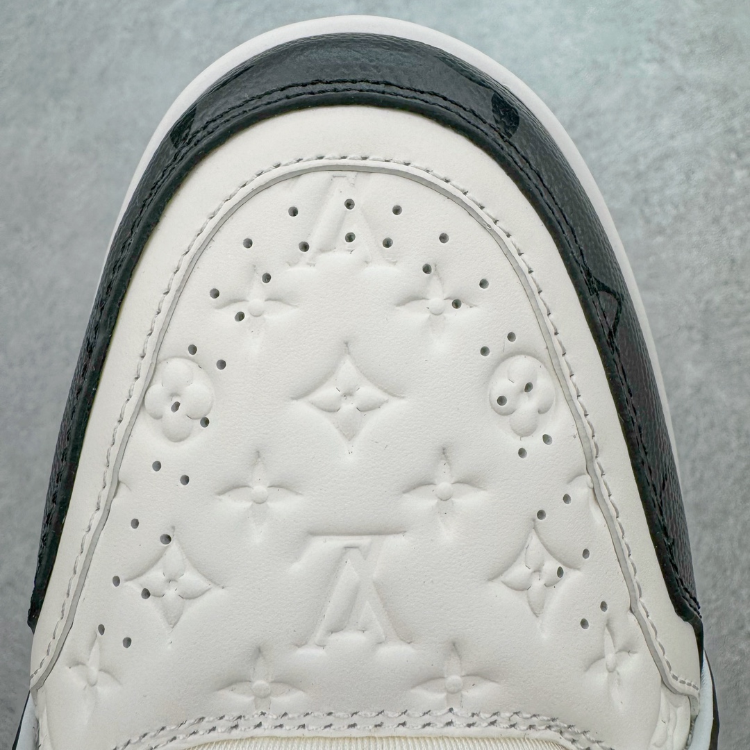 图片[12]-＃FS顶级特价 Louis Vuitton Trainer lv时装走秀运动鞋 实力大厂出品 平台专供 成熟的做工稳定的品控 完美鞋型超高的清洁度 零毛边线头瑕疵 全套原楦原纸版原鞋开模 全网最具灵魂的版型 正确原装黄色鞋盒 正确中底印花 鞋面印花3D高频深度立体 全鞋电脑针车 紧密相连 针距密度一致 环保乳胶注塑鞋垫 厚度脚感还原原版 皮面裁剪部位 统一油边封口工艺 原装橡胶大底含胶量大底组合零偏差 专柜全套包装 防尘袋 说明书 质保卡 男女鞋 尺码：35 36 37 38 39 40 41 42 43 44 45-选品中心