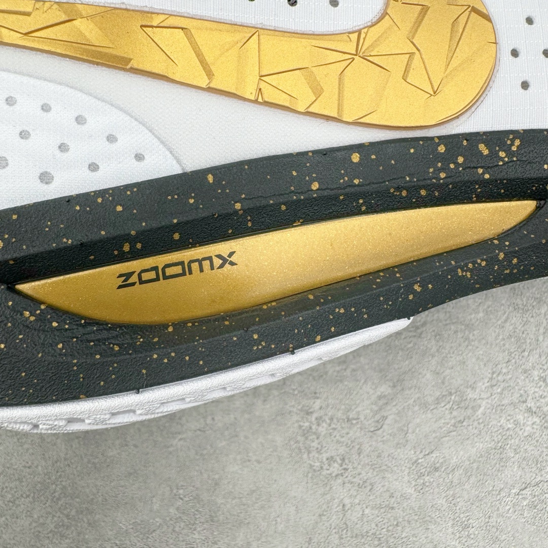 图片[19]-＃灭世/Max Nk Air Zoom G.T.Cut 3 EP 实战系列篮球鞋 称霸全国 白金 HF5702-170 全新GT Cut 3.0 全掌搭载了 ZoomX 泡棉 使得整双鞋在缓震表现上可谓相当优秀 拥有着顶级科技配置的同时 颜值设计也非常可观 整体鞋型仍然保留了前低后高的设计 G.T. Cut 传统的突进极速突破的感觉 鞋头麂皮材质和 NK Flywire 飞线工艺 相对来说包裹感更好了 必备的TPU 支撑片 两侧 Swoosh 的透气孔设计 起到散热透气的作用 鞋舌采用类似跑鞋的半开叉式设计 搭配鞋带既可以提升包裹感 又降低了运动中鞋舌乱跑的可能性 鞋子内里填充相当厚实 避免掉跟 尺码：39 40 40.5 41 42 42.5 43 44 44.5 45 46-选品中心