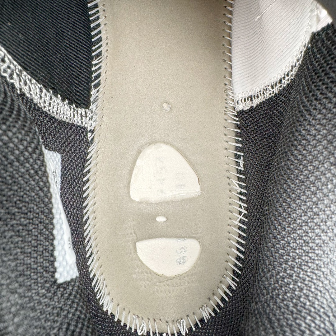 图片[13]-＃灭世/Max Nk Air Zoom G.T.Cut 3 EP 实战系列篮球鞋 称霸全国 白金 HF5702-170 全新GT Cut 3.0 全掌搭载了 ZoomX 泡棉 使得整双鞋在缓震表现上可谓相当优秀 拥有着顶级科技配置的同时 颜值设计也非常可观 整体鞋型仍然保留了前低后高的设计 G.T. Cut 传统的突进极速突破的感觉 鞋头麂皮材质和 NK Flywire 飞线工艺 相对来说包裹感更好了 必备的TPU 支撑片 两侧 Swoosh 的透气孔设计 起到散热透气的作用 鞋舌采用类似跑鞋的半开叉式设计 搭配鞋带既可以提升包裹感 又降低了运动中鞋舌乱跑的可能性 鞋子内里填充相当厚实 避免掉跟 尺码：39 40 40.5 41 42 42.5 43 44 44.5 45 46-选品中心