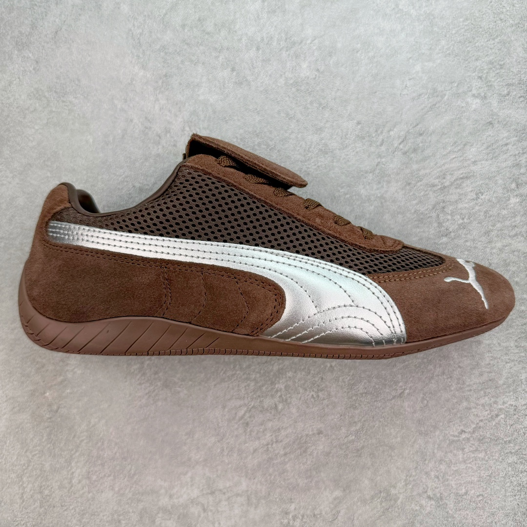 ＃绿X/GX Open YY x PUMA Speedca OG 彪马极速赛车系列低帮德训风拼接复古百搭休闲运动赛车鞋 OPEN YY x Puma Speedcat 成为韩国 2024 年至今最热鞋款 引发本地玩家排队疯抢 而缔造者之一 OPEN YY 早已席卷韩国时尚圈 并正试图用 联名等方式 将「首尔辣妹美学」带向全球 本次与「首尔辣妹衣柜」 OPEN YY 联名 发售之外还在乐天世界购物中心举办 POP UP 时尚博主纷纷到场打卡 让 Puma 的「IT Shoes」进一步拓展韩国市场，本次共发售 3 款配色 粉金、沙银更受女玩家喜爱 用以搭配裙装、运动裤，黑银则低调前卫 且男码几乎无溢价 而让不少玩家「提前种草」的 则是 OPEN YY 示范的「彩色丝袜 blokette 混搭」配合干燥迷幻的亚文化氛围 成为不少女生的「新搭配指南」POP UP 现场和近两天的社媒上脚图中 不少玩家继续用本次联名 Speedcat 玩转 blokette 并强调 Speedcat 与其他平底运动鞋相比 更加前卫、性感 Speedcat 外 OPEN YY 还将 Puma 的 Tracksuit、复古运动外套等单品 融入自身的「首尔辣妹美学」千禧银、赛车印花设计 颇为符合当下首尔街头日常着装的审美 也同样在发售时受到追捧 尺码：35.5 36 37 37.5 38 38.5 39 40 40.5 41 42 42.5 43 44 44.5 45-选品中心