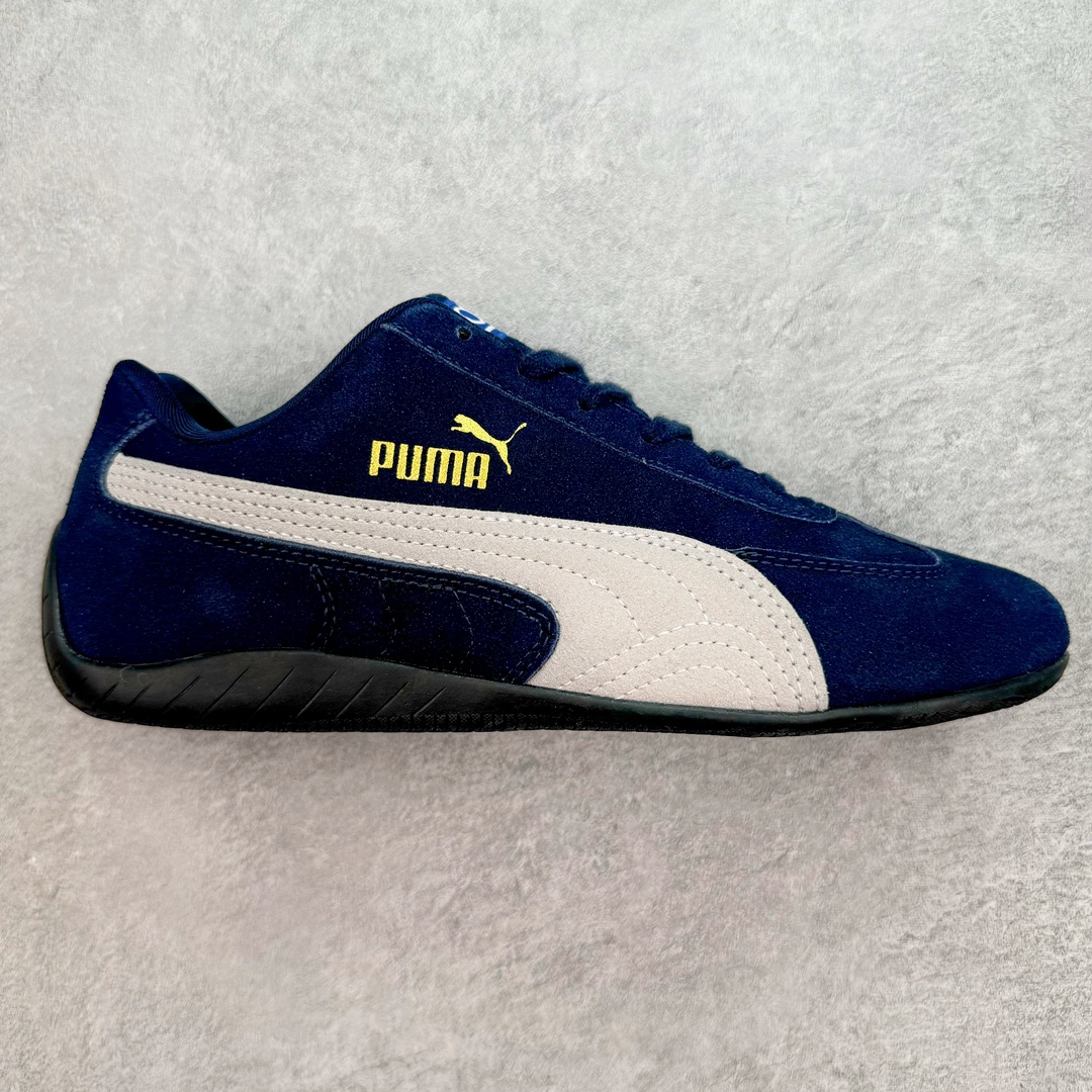 ＃绿X/GX PUMA Speedca OG 彪马极速赛车系列低帮德训风拼接复古百搭休闲运动赛车鞋 鞋款从80、90年代赛车手所穿的防火赛车鞋为原型，鞋身线条模仿了赛车的流线廓形，体现了空气动力学原理的结构。简约流畅的外观，恰好又和贯穿其中的Formstrip Logo融合恰到好处，视觉上细节丰富且协调。本次Speedcat OG鞋款归来，最大看点自然式保留了窄版鞋型以及薄底构造。这两年各品牌鞋底越做越厚，Speedcat反其道而行之，上脚几乎无鞋底的效果带来耳目一新的视觉体验。鞋面依旧是以质感细腻的麂皮材质打造，并且大面积近乎全包裹的使用，复古味道也愈发浓烈。配色上更是将最原始的黑色和红色带回，向F1赛车队的标志性队服致敬。相信让各位一眼种草的更多是出挑的大红色，上脚即可瞬间点亮整体造型，在以球鞋为核心的OOTD中脱颖而出。而另一款黑色则是低调的万金油，彰显新潮个性的同时又不喧宾夺主，也是热爱简约系穿搭朋友的首选。 尺码：35.5 36 37 37.5 38 38.5 39 40 40.5 41 42 42.5 43 44 44.5 45-选品中心