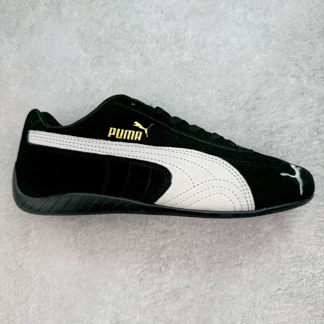 ＃绿X/GX PUMA Speedca OG 彪马极速赛车系列低帮德训风拼接复古百搭休闲运动赛车鞋 鞋款从80、90年代赛车手所穿的防火赛车鞋为原型，鞋身线条模仿了赛车的流线廓形，体现了空气动力学原理的结构。简约流畅的外观，恰好又和贯穿其中的Formstrip Logo融合恰到好处，视觉上细节丰富且协调。本次Speedcat OG鞋款归来，最大看点自然式保留了窄版鞋型以及薄底构造。这两年各品牌鞋底越做越厚，Speedcat反其道而行之，上脚几乎无鞋底的效果带来耳目一新的视觉体验。鞋面依旧是以质感细腻的麂皮材质打造，并且大面积近乎全包裹的使用，复古味道也愈发浓烈。配色上更是将最原始的黑色和红色带回，向F1赛车队的标志性队服致敬。相信让各位一眼种草的更多是出挑的大红色，上脚即可瞬间点亮整体造型，在以球鞋为核心的OOTD中脱颖而出。而另一款黑色则是低调的万金油，彰显新潮个性的同时又不喧宾夺主，也是热爱简约系穿搭朋友的首选。 尺码：35.5 36 37 37.5 38 38.5 39 40 40.5 41 42 42.5 43 44 44.5 45-选品中心