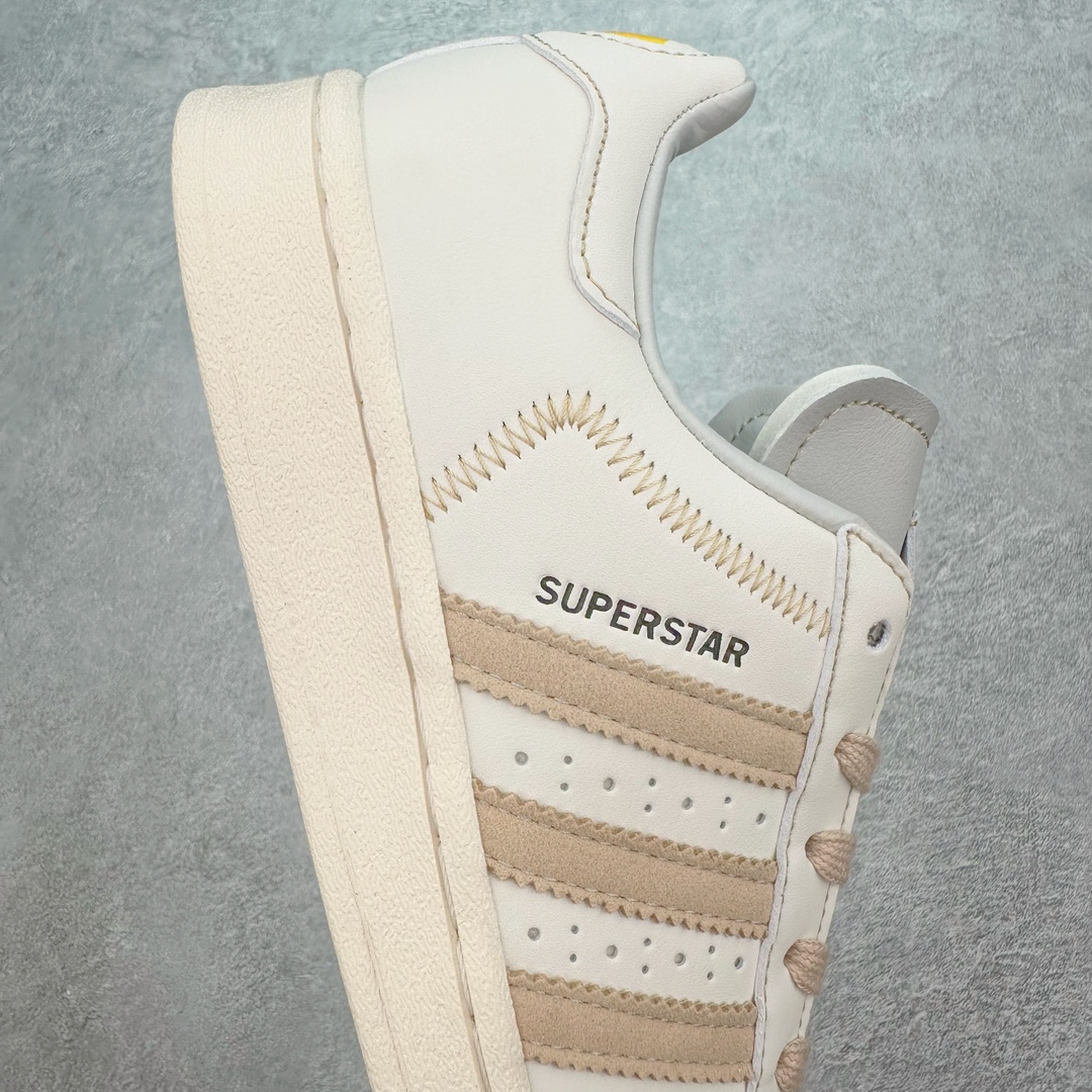 图片[6]-AD Originals Superstar 经典复古贝壳头板鞋 IF1779 诞生于1969年 是第一双将全皮面鞋 身与橡胶鞋头结合在一起的低帮篮球鞋 Superstar最开始 是作为高帮篮球鞋Pro Model的低帮版本而出现的 但因为其独特和醒目的橡胶鞋头造型而让大家熟知 被大家形象地称为\\\”shelltoe\\\”贝壳头 在70年代的美国职业篮球场上 接近3/4的NBA球员都将这双Superstar作为场上用鞋 80年代之后 经过不断的改良和发展 Superstar逐渐成为横跨时装、音乐、街头文化、休闲和运动等各大领域的时尚潮鞋 尺码：36 36.5 37 38 38.5 39 40 40.5 41 42 42.5 43 44 44.5 45-选品中心