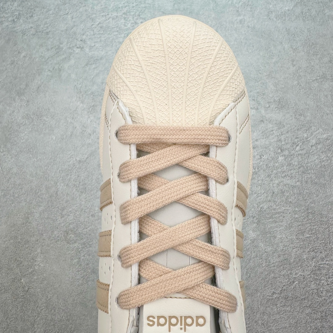 图片[4]-AD Originals Superstar 经典复古贝壳头板鞋 IF1779 诞生于1969年 是第一双将全皮面鞋 身与橡胶鞋头结合在一起的低帮篮球鞋 Superstar最开始 是作为高帮篮球鞋Pro Model的低帮版本而出现的 但因为其独特和醒目的橡胶鞋头造型而让大家熟知 被大家形象地称为\\\”shelltoe\\\”贝壳头 在70年代的美国职业篮球场上 接近3/4的NBA球员都将这双Superstar作为场上用鞋 80年代之后 经过不断的改良和发展 Superstar逐渐成为横跨时装、音乐、街头文化、休闲和运动等各大领域的时尚潮鞋 尺码：36 36.5 37 38 38.5 39 40 40.5 41 42 42.5 43 44 44.5 45-选品中心