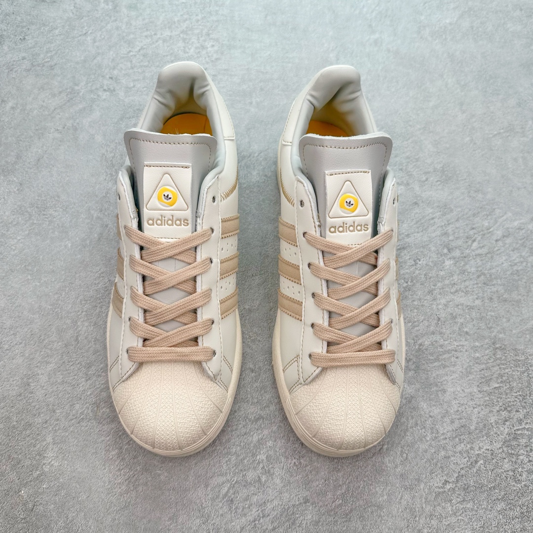 图片[2]-AD Originals Superstar 经典复古贝壳头板鞋 IF1779 诞生于1969年 是第一双将全皮面鞋 身与橡胶鞋头结合在一起的低帮篮球鞋 Superstar最开始 是作为高帮篮球鞋Pro Model的低帮版本而出现的 但因为其独特和醒目的橡胶鞋头造型而让大家熟知 被大家形象地称为\\\”shelltoe\\\”贝壳头 在70年代的美国职业篮球场上 接近3/4的NBA球员都将这双Superstar作为场上用鞋 80年代之后 经过不断的改良和发展 Superstar逐渐成为横跨时装、音乐、街头文化、休闲和运动等各大领域的时尚潮鞋 尺码：36 36.5 37 38 38.5 39 40 40.5 41 42 42.5 43 44 44.5 45-选品中心