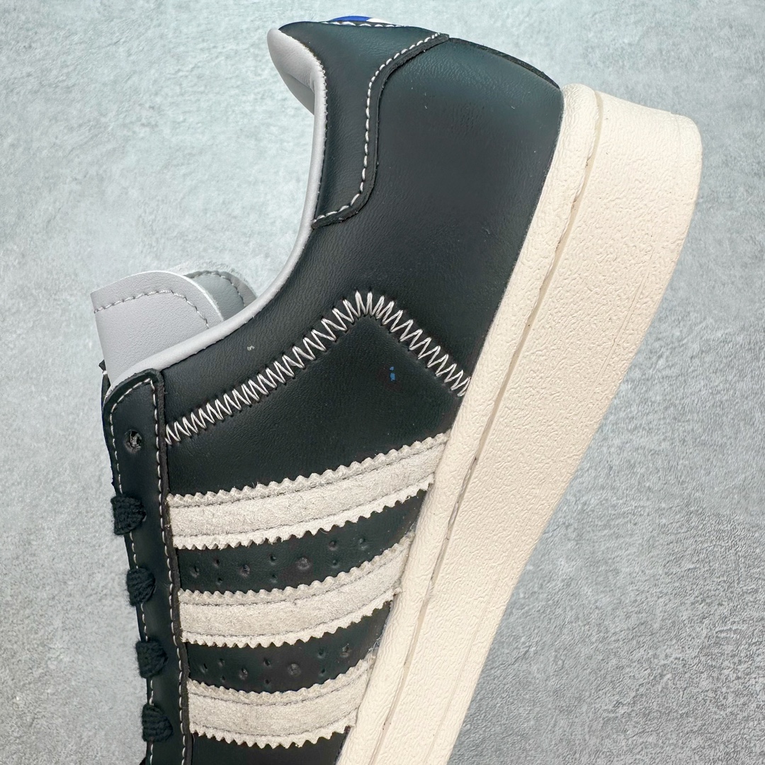 图片[7]-AD Originals Superstar 经典复古贝壳头板鞋 IF1780 诞生于1969年 是第一双将全皮面鞋 身与橡胶鞋头结合在一起的低帮篮球鞋 Superstar最开始 是作为高帮篮球鞋Pro Model的低帮版本而出现的 但因为其独特和醒目的橡胶鞋头造型而让大家熟知 被大家形象地称为\\\”shelltoe\\\”贝壳头 在70年代的美国职业篮球场上 接近3/4的NBA球员都将这双Superstar作为场上用鞋 80年代之后 经过不断的改良和发展 Superstar逐渐成为横跨时装、音乐、街头文化、休闲和运动等各大领域的时尚潮鞋 尺码：36 36.5 37 38 38.5 39 40 40.5 41 42 42.5 43 44 44.5 45-选品中心