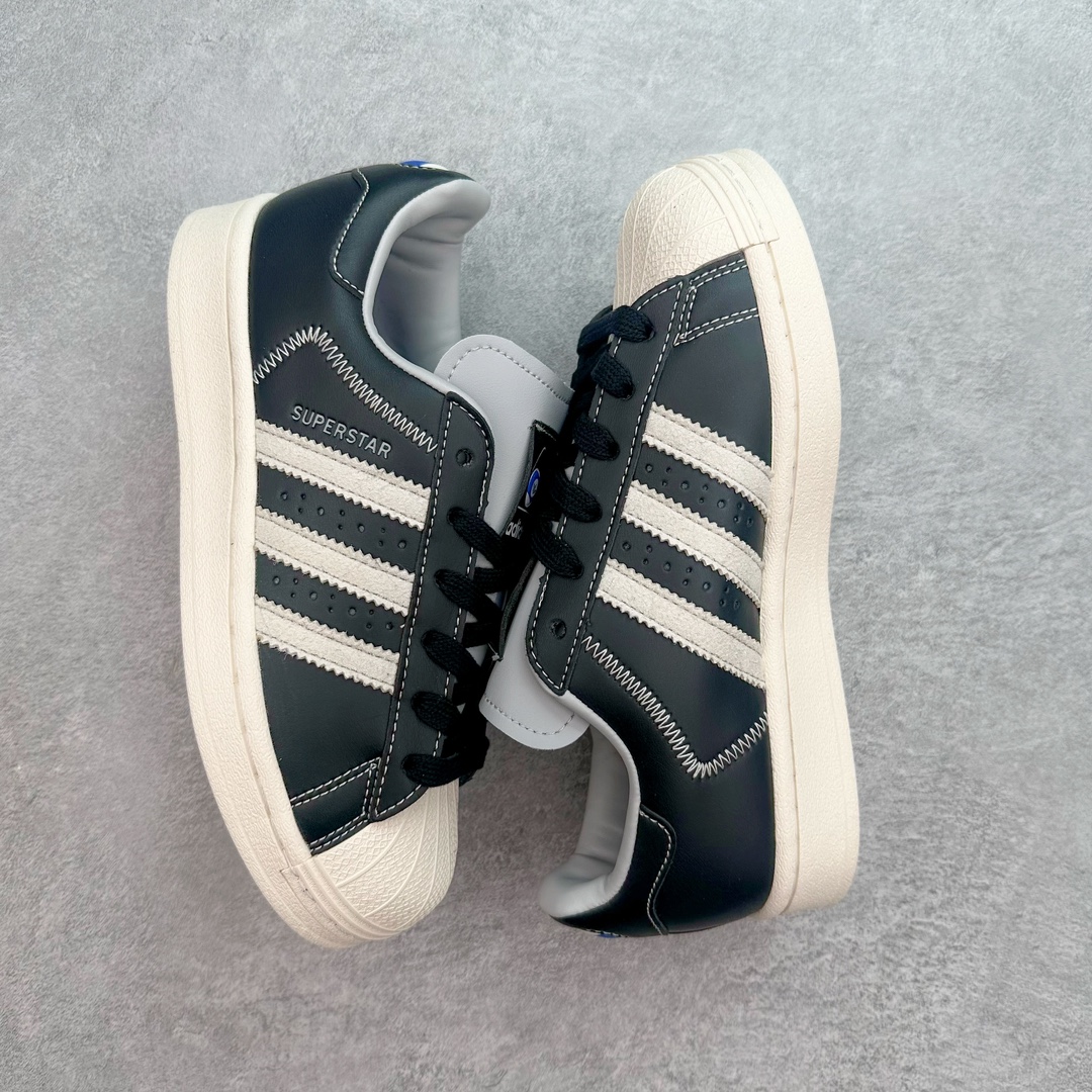 图片[3]-AD Originals Superstar 经典复古贝壳头板鞋 IF1780 诞生于1969年 是第一双将全皮面鞋 身与橡胶鞋头结合在一起的低帮篮球鞋 Superstar最开始 是作为高帮篮球鞋Pro Model的低帮版本而出现的 但因为其独特和醒目的橡胶鞋头造型而让大家熟知 被大家形象地称为\\\”shelltoe\\\”贝壳头 在70年代的美国职业篮球场上 接近3/4的NBA球员都将这双Superstar作为场上用鞋 80年代之后 经过不断的改良和发展 Superstar逐渐成为横跨时装、音乐、街头文化、休闲和运动等各大领域的时尚潮鞋 尺码：36 36.5 37 38 38.5 39 40 40.5 41 42 42.5 43 44 44.5 45-选品中心