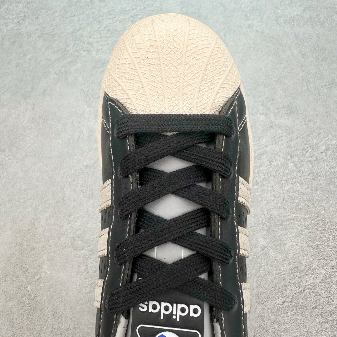 图片[4]-AD Originals Superstar 经典复古贝壳头板鞋 IF1780 诞生于1969年 是第一双将全皮面鞋 身与橡胶鞋头结合在一起的低帮篮球鞋 Superstar最开始 是作为高帮篮球鞋Pro Model的低帮版本而出现的 但因为其独特和醒目的橡胶鞋头造型而让大家熟知 被大家形象地称为\\\”shelltoe\\\”贝壳头 在70年代的美国职业篮球场上 接近3/4的NBA球员都将这双Superstar作为场上用鞋 80年代之后 经过不断的改良和发展 Superstar逐渐成为横跨时装、音乐、街头文化、休闲和运动等各大领域的时尚潮鞋 尺码：36 36.5 37 38 38.5 39 40 40.5 41 42 42.5 43 44 44.5 45-选品中心