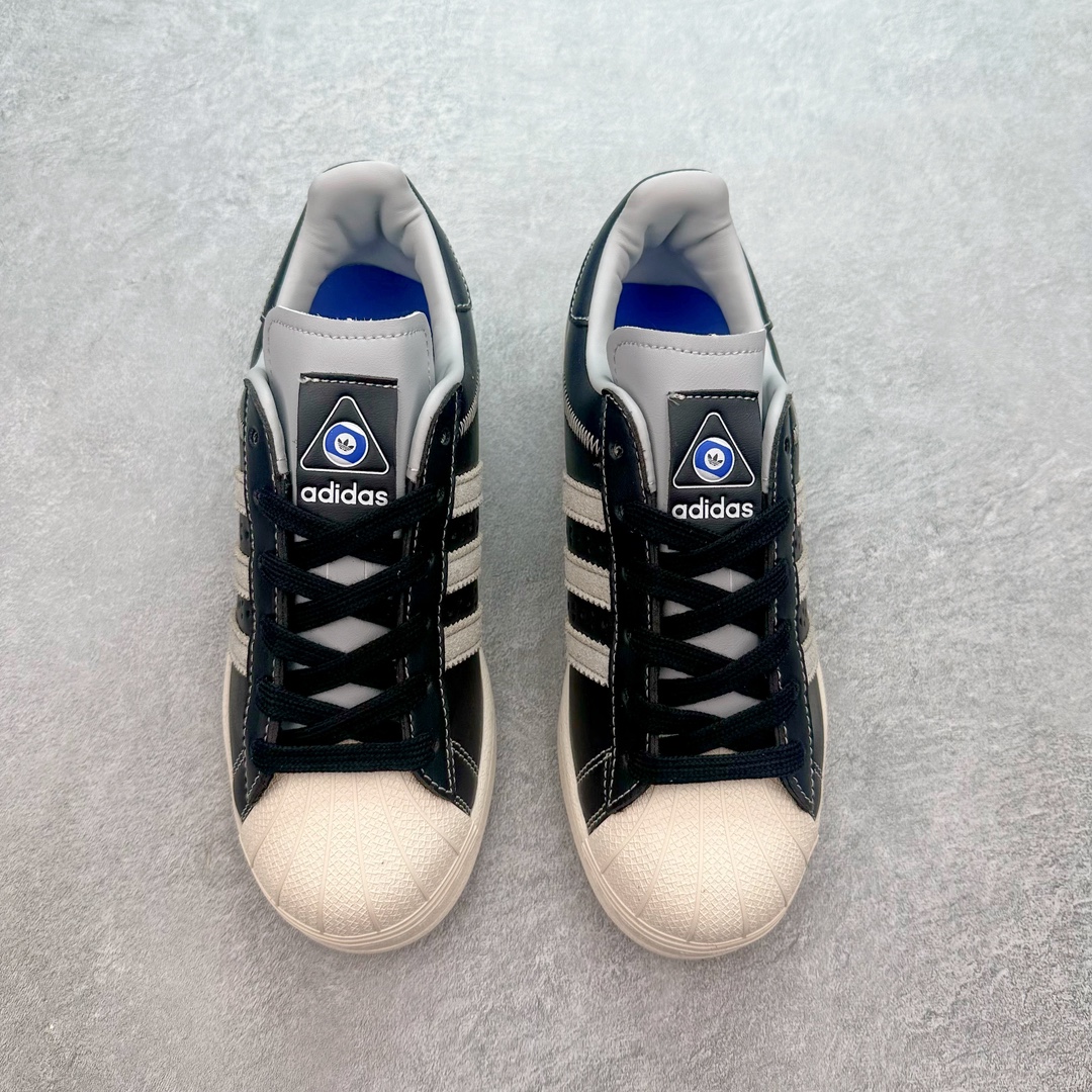 图片[2]-AD Originals Superstar 经典复古贝壳头板鞋 IF1780 诞生于1969年 是第一双将全皮面鞋 身与橡胶鞋头结合在一起的低帮篮球鞋 Superstar最开始 是作为高帮篮球鞋Pro Model的低帮版本而出现的 但因为其独特和醒目的橡胶鞋头造型而让大家熟知 被大家形象地称为\\\”shelltoe\\\”贝壳头 在70年代的美国职业篮球场上 接近3/4的NBA球员都将这双Superstar作为场上用鞋 80年代之后 经过不断的改良和发展 Superstar逐渐成为横跨时装、音乐、街头文化、休闲和运动等各大领域的时尚潮鞋 尺码：36 36.5 37 38 38.5 39 40 40.5 41 42 42.5 43 44 44.5 45-选品中心