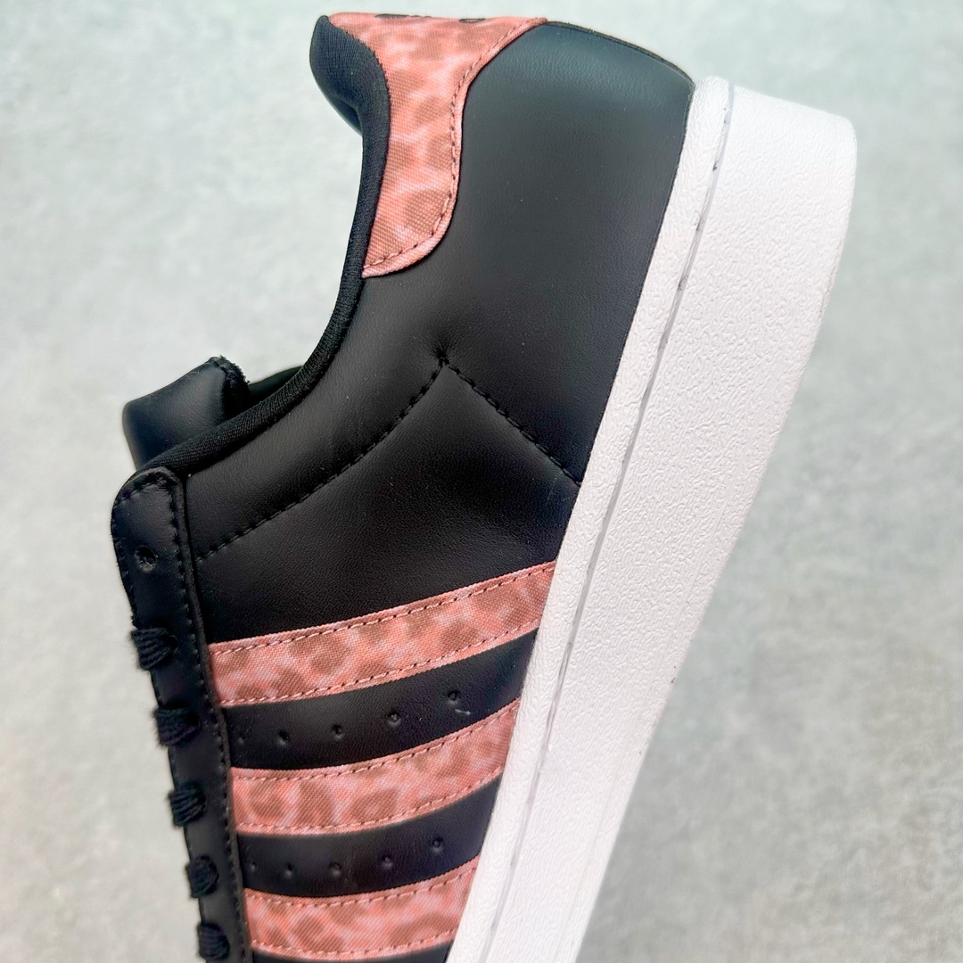 图片[7]-AD Originals Superstar 经典复古贝壳头板鞋 ID7258 诞生于1969年 是第一双将全皮面鞋 身与橡胶鞋头结合在一起的低帮篮球鞋 Superstar最开始 是作为高帮篮球鞋Pro Model的低帮版本而出现的 但因为其独特和醒目的橡胶鞋头造型而让大家熟知 被大家形象地称为\\\”shelltoe\\\”贝壳头 在70年代的美国职业篮球场上 接近3/4的NBA球员都将这双Superstar作为场上用鞋 80年代之后 经过不断的改良和发展 Superstar逐渐成为横跨时装、音乐、街头文化、休闲和运动等各大领域的时尚潮鞋 尺码：36 36.5 37 38 38.5 39 40 40.5 41 42 42.5 43 44 44.5 45-选品中心