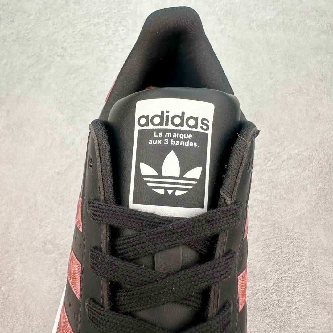 图片[5]-AD Originals Superstar 经典复古贝壳头板鞋 ID7258 诞生于1969年 是第一双将全皮面鞋 身与橡胶鞋头结合在一起的低帮篮球鞋 Superstar最开始 是作为高帮篮球鞋Pro Model的低帮版本而出现的 但因为其独特和醒目的橡胶鞋头造型而让大家熟知 被大家形象地称为\\\”shelltoe\\\”贝壳头 在70年代的美国职业篮球场上 接近3/4的NBA球员都将这双Superstar作为场上用鞋 80年代之后 经过不断的改良和发展 Superstar逐渐成为横跨时装、音乐、街头文化、休闲和运动等各大领域的时尚潮鞋 尺码：36 36.5 37 38 38.5 39 40 40.5 41 42 42.5 43 44 44.5 45-选品中心