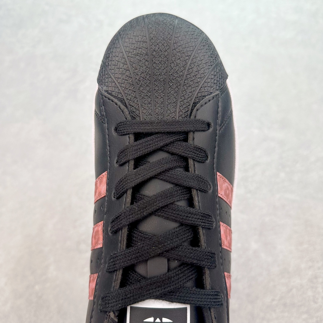 图片[4]-AD Originals Superstar 经典复古贝壳头板鞋 ID7258 诞生于1969年 是第一双将全皮面鞋 身与橡胶鞋头结合在一起的低帮篮球鞋 Superstar最开始 是作为高帮篮球鞋Pro Model的低帮版本而出现的 但因为其独特和醒目的橡胶鞋头造型而让大家熟知 被大家形象地称为\\\”shelltoe\\\”贝壳头 在70年代的美国职业篮球场上 接近3/4的NBA球员都将这双Superstar作为场上用鞋 80年代之后 经过不断的改良和发展 Superstar逐渐成为横跨时装、音乐、街头文化、休闲和运动等各大领域的时尚潮鞋 尺码：36 36.5 37 38 38.5 39 40 40.5 41 42 42.5 43 44 44.5 45-选品中心