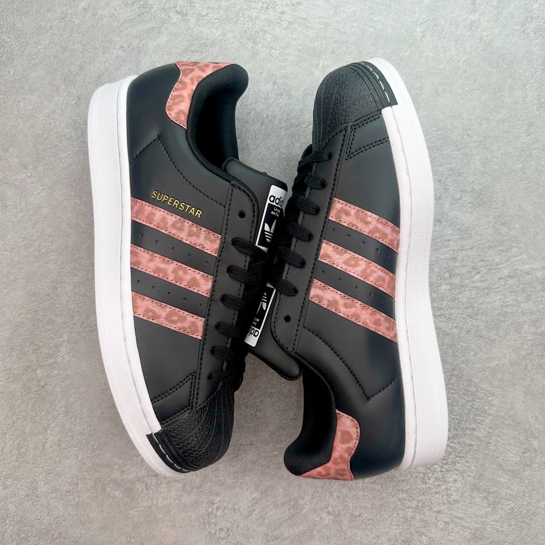 图片[3]-AD Originals Superstar 经典复古贝壳头板鞋 ID7258 诞生于1969年 是第一双将全皮面鞋 身与橡胶鞋头结合在一起的低帮篮球鞋 Superstar最开始 是作为高帮篮球鞋Pro Model的低帮版本而出现的 但因为其独特和醒目的橡胶鞋头造型而让大家熟知 被大家形象地称为\\\”shelltoe\\\”贝壳头 在70年代的美国职业篮球场上 接近3/4的NBA球员都将这双Superstar作为场上用鞋 80年代之后 经过不断的改良和发展 Superstar逐渐成为横跨时装、音乐、街头文化、休闲和运动等各大领域的时尚潮鞋 尺码：36 36.5 37 38 38.5 39 40 40.5 41 42 42.5 43 44 44.5 45-选品中心