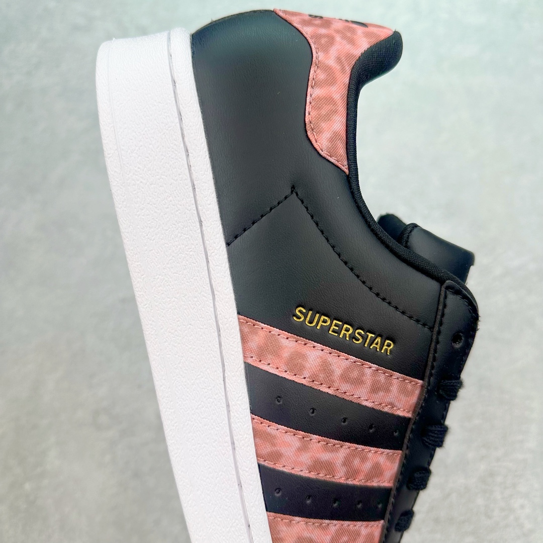 图片[6]-AD Originals Superstar 经典复古贝壳头板鞋 ID7258 诞生于1969年 是第一双将全皮面鞋 身与橡胶鞋头结合在一起的低帮篮球鞋 Superstar最开始 是作为高帮篮球鞋Pro Model的低帮版本而出现的 但因为其独特和醒目的橡胶鞋头造型而让大家熟知 被大家形象地称为\\\”shelltoe\\\”贝壳头 在70年代的美国职业篮球场上 接近3/4的NBA球员都将这双Superstar作为场上用鞋 80年代之后 经过不断的改良和发展 Superstar逐渐成为横跨时装、音乐、街头文化、休闲和运动等各大领域的时尚潮鞋 尺码：36 36.5 37 38 38.5 39 40 40.5 41 42 42.5 43 44 44.5 45-选品中心