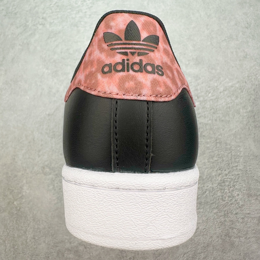 图片[8]-AD Originals Superstar 经典复古贝壳头板鞋 ID7258 诞生于1969年 是第一双将全皮面鞋 身与橡胶鞋头结合在一起的低帮篮球鞋 Superstar最开始 是作为高帮篮球鞋Pro Model的低帮版本而出现的 但因为其独特和醒目的橡胶鞋头造型而让大家熟知 被大家形象地称为\\\”shelltoe\\\”贝壳头 在70年代的美国职业篮球场上 接近3/4的NBA球员都将这双Superstar作为场上用鞋 80年代之后 经过不断的改良和发展 Superstar逐渐成为横跨时装、音乐、街头文化、休闲和运动等各大领域的时尚潮鞋 尺码：36 36.5 37 38 38.5 39 40 40.5 41 42 42.5 43 44 44.5 45-选品中心