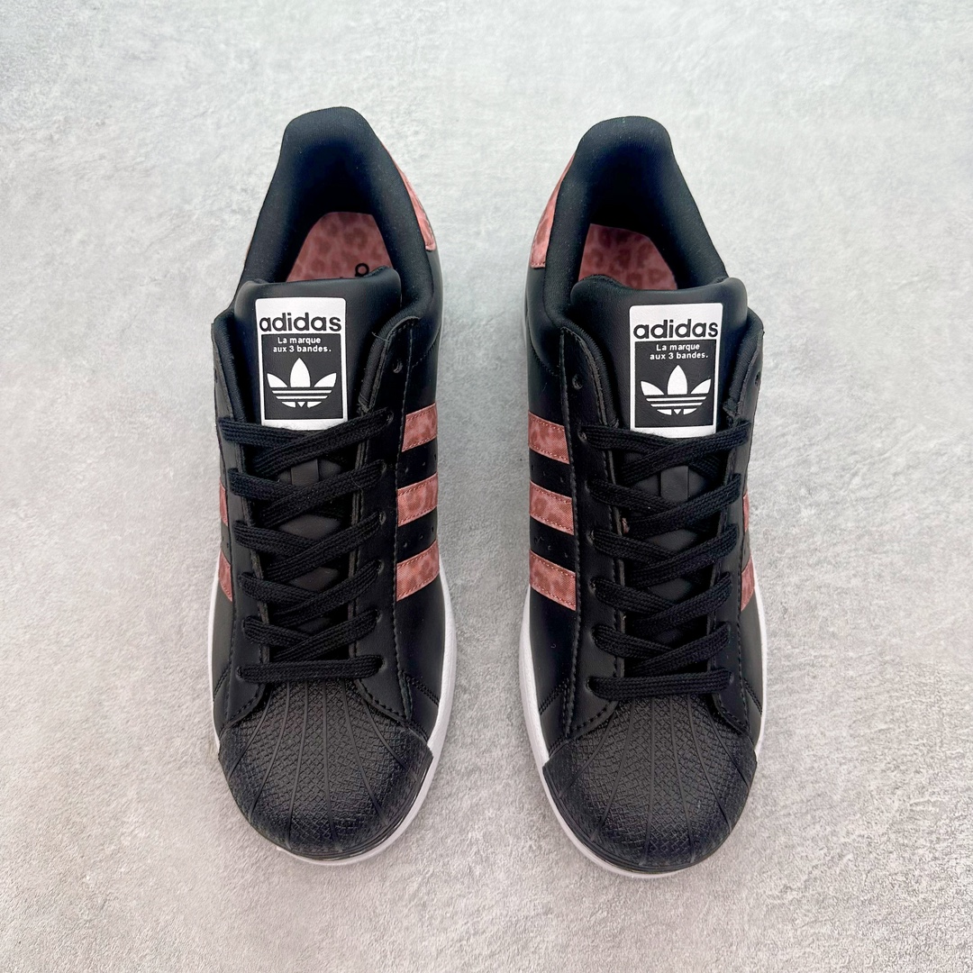 图片[2]-AD Originals Superstar 经典复古贝壳头板鞋 ID7258 诞生于1969年 是第一双将全皮面鞋 身与橡胶鞋头结合在一起的低帮篮球鞋 Superstar最开始 是作为高帮篮球鞋Pro Model的低帮版本而出现的 但因为其独特和醒目的橡胶鞋头造型而让大家熟知 被大家形象地称为\\\”shelltoe\\\”贝壳头 在70年代的美国职业篮球场上 接近3/4的NBA球员都将这双Superstar作为场上用鞋 80年代之后 经过不断的改良和发展 Superstar逐渐成为横跨时装、音乐、街头文化、休闲和运动等各大领域的时尚潮鞋 尺码：36 36.5 37 38 38.5 39 40 40.5 41 42 42.5 43 44 44.5 45-选品中心