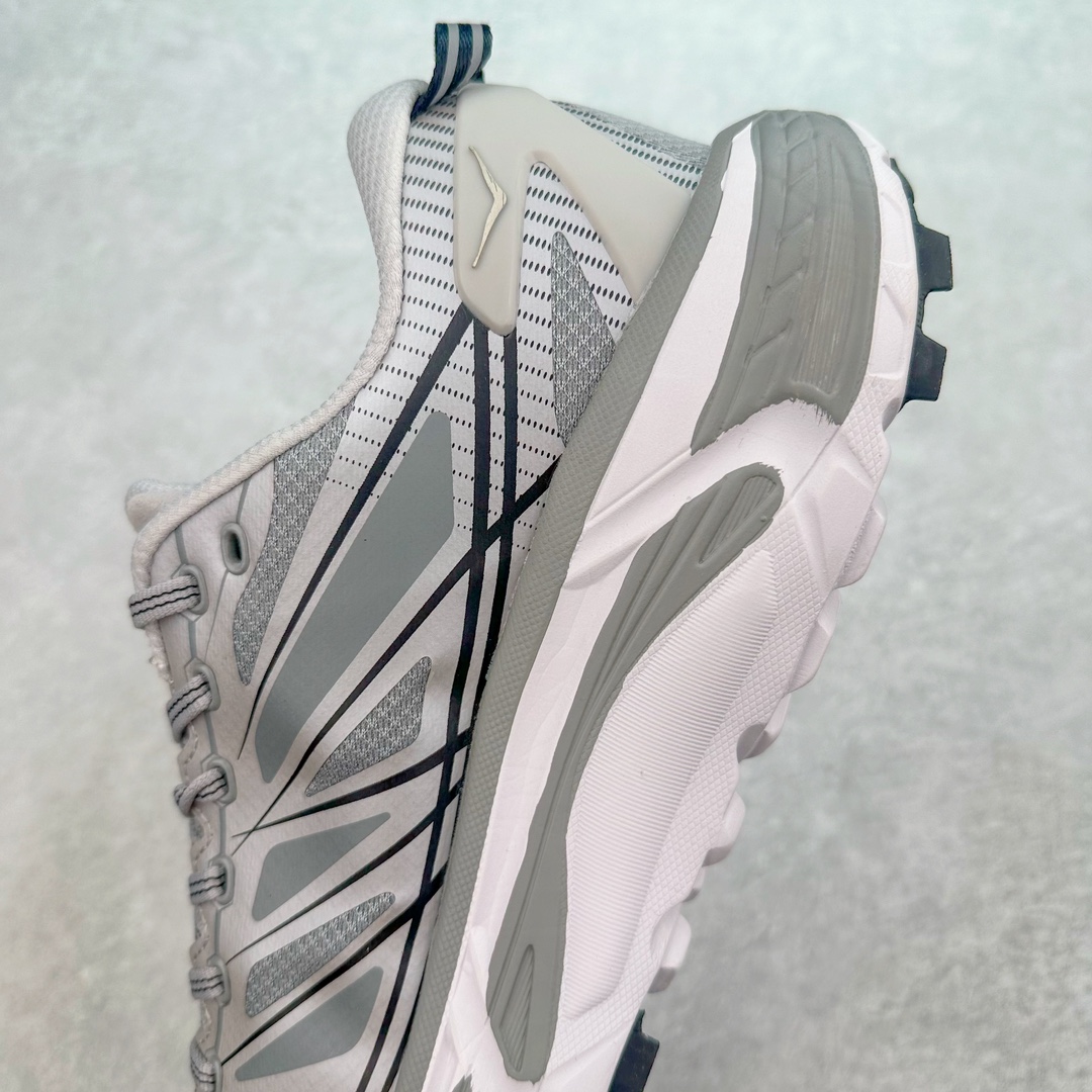 图片[7]-HOKA ONE ONE Mafate Speed 2 Low 玛法特2代系列低帮轻量户外越野休闲运动慢跑鞋 HOKA ONE ONE 最近推出了一个胶囊系列 Origin Story 这个系列里的 Mafate Speed 2 可以说让我日思夜想有一阵子了 最近终于拔草 让我来分享一下这双也是上脚赞到爆的越野跑鞋吧 以阿尔卑斯山脉作为主题将亮黄色与蓝色调覆盖在这经典轮廓之上 配色的呈现效果相当亮眼 以至于很多人买这个配色是用来日常搭配的 鞋面采用超轻的无缝架构 轻薄的TPU贴在透气的鞋面材料上 减轻重量同时也保证了支撑性 鞋底则采用滚动平衡技术 引导跑者回归自然步态 祖传的神奇EVA材质中底依旧是一如既往地表现优秀 能提供充足的缓震 作为HOKA家的越野跑鞋 VIBRAM 橡胶大底也是必不可少的 即便在复杂湿滑的地形 依旧能有良好的抓地力及稳定性 鞋带采用了弹性不易松脱的扁宽弹性鞋带 前掌与中掌部分也进行了加宽 也更加适合亚洲人的脚型 是一款十分全面且足够强悍的户外硬核越野鞋 而这双极其亮眼的越野跑鞋恰好又是在江山一百中参赛的UTMB冠军 Ludovic POMMERET 夺冠时穿着的战靴 这就让它变得更加有吸引力了 用来日常搭配的话短裤是基本不挑 长裤我个人推荐阔腿裤 工装裤以及各种长筒牛仔裤都可以 尺码：36 36.5 37.5 38 38.5 39 40 40.5 41 42 42.5 43 44 44.5 45-选品中心